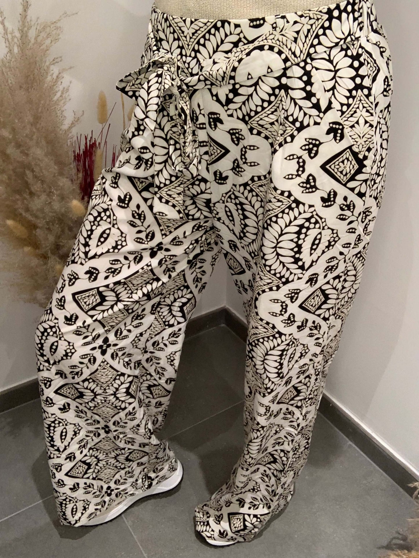Pantalon fluide Luna Chic imprimé noir et blanc, vue latérale gauche avec ceinture nouée en tissu léger