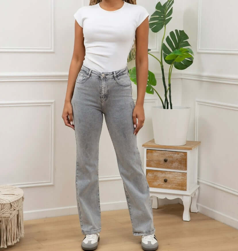 Jean wide leg gris clair taille haute Luna Chic – vue entière portée avec t-shirt blanc et baskets, coupe droite fluide