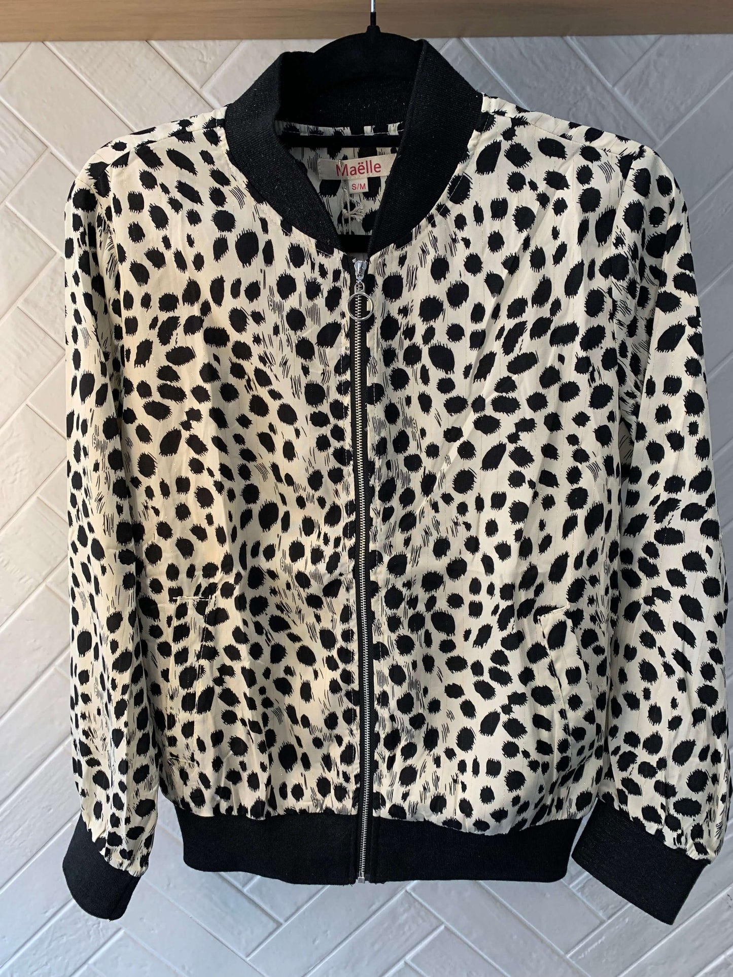 Bomber femme léopard noir et blanc sur cintre – vue produit complète, col noir contrastant