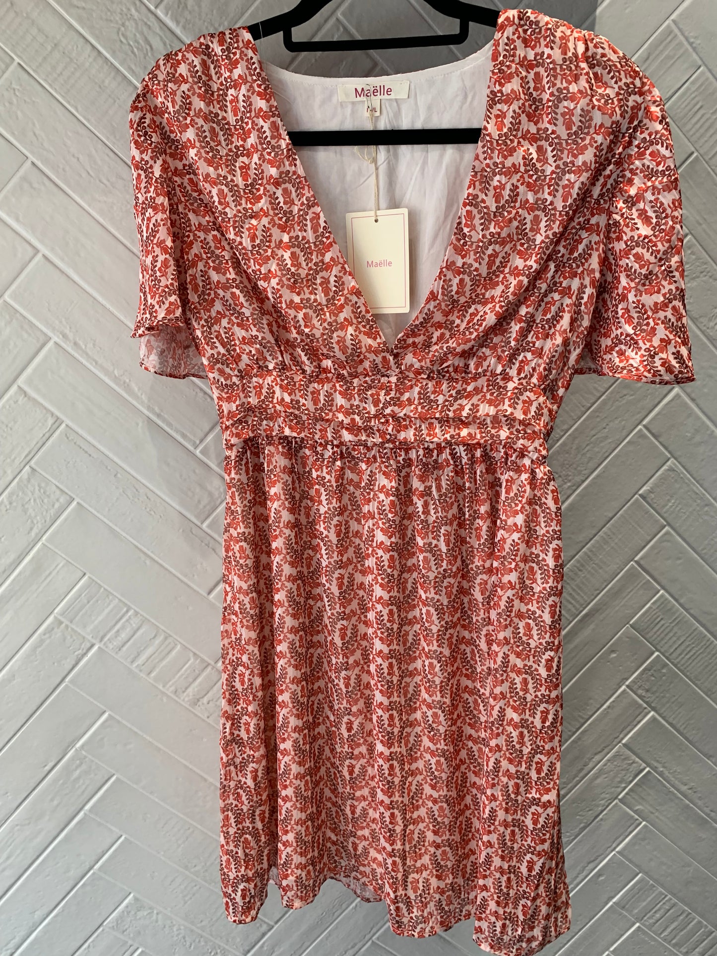 Robe courte terracotta Luna Chic – vue à plat sur cintre, col V et manches volantées