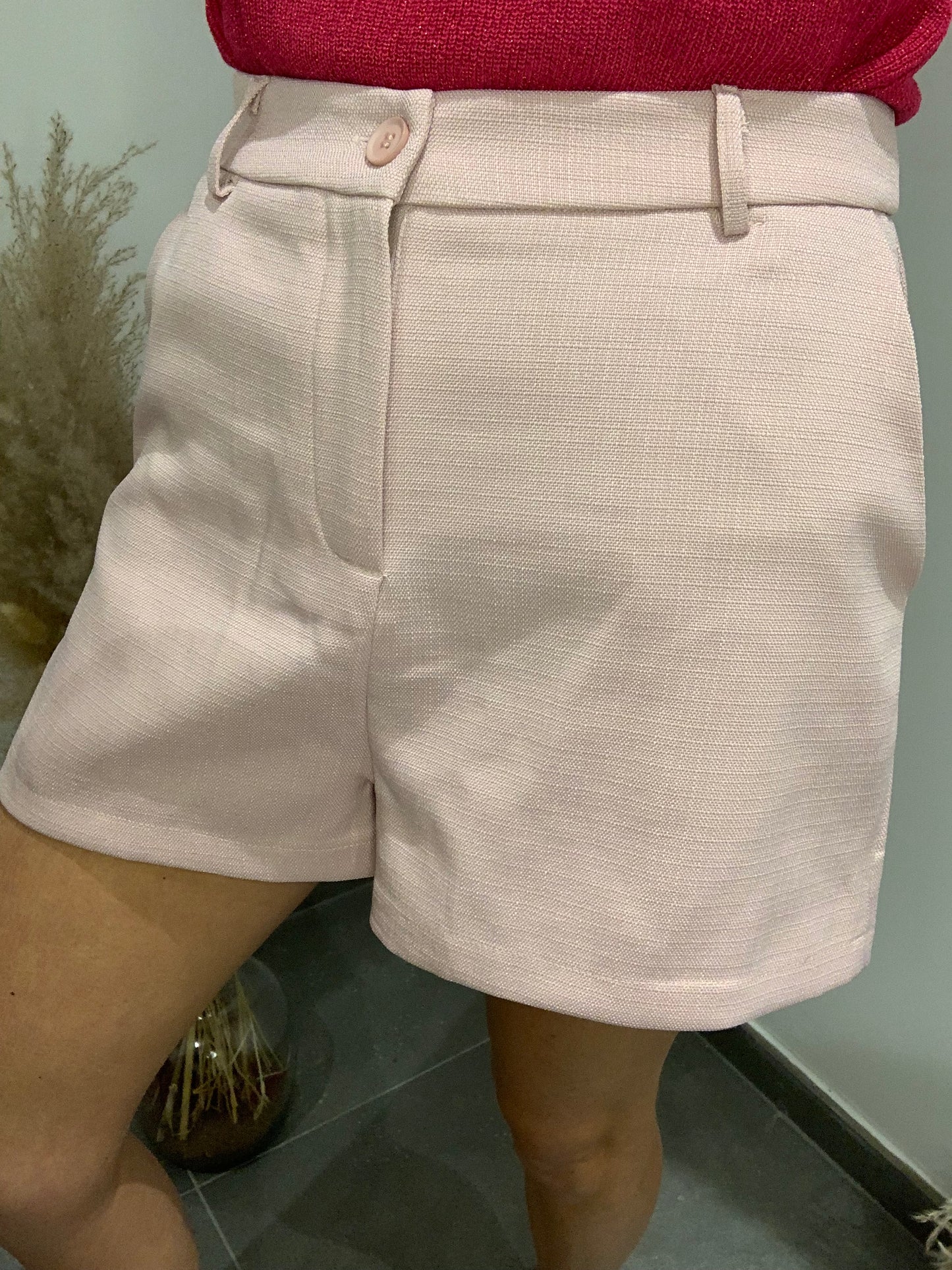 Short femme rose clair Luna Chic en tissu texturé – Vue zoomée sur la taille haute, bouton et passants pour ceinture