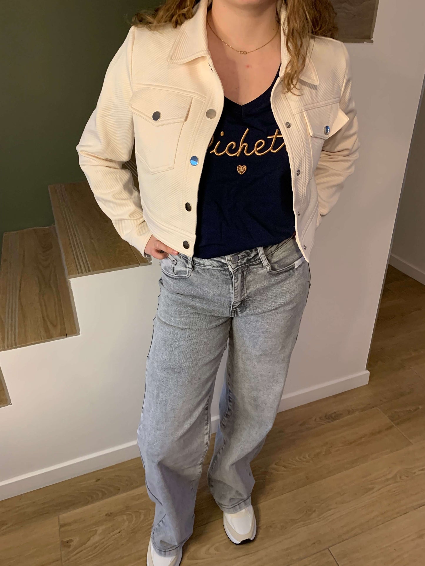 T-shirt “Bichette” bleu marine Luna Chic avec broderie dorée, porté sous veste beige et jean clair – Look casual, tendance et féminin