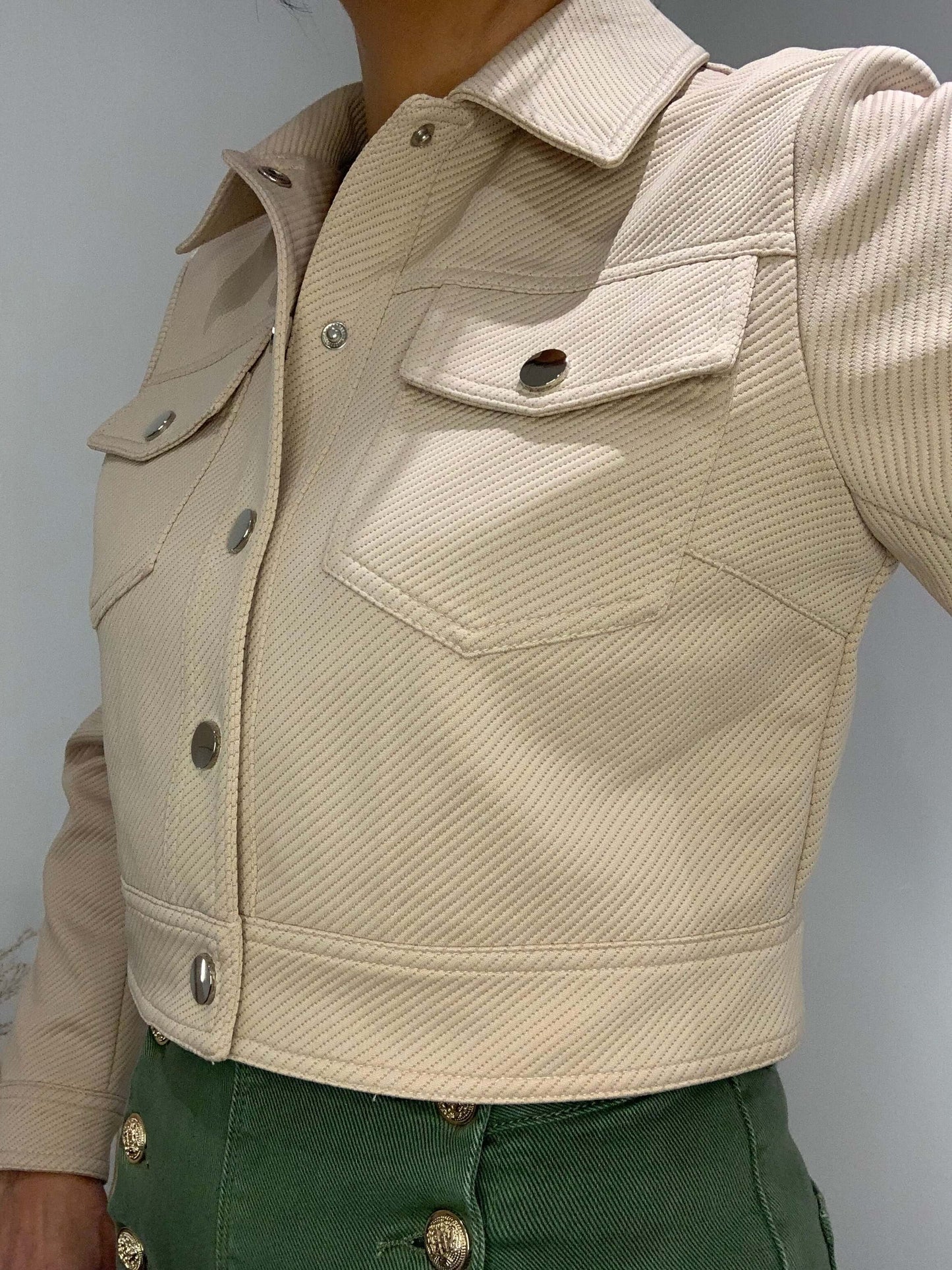 Veste courte texturée Luna Chic camel – vue profil droit, tissu structuré et boutons métal
