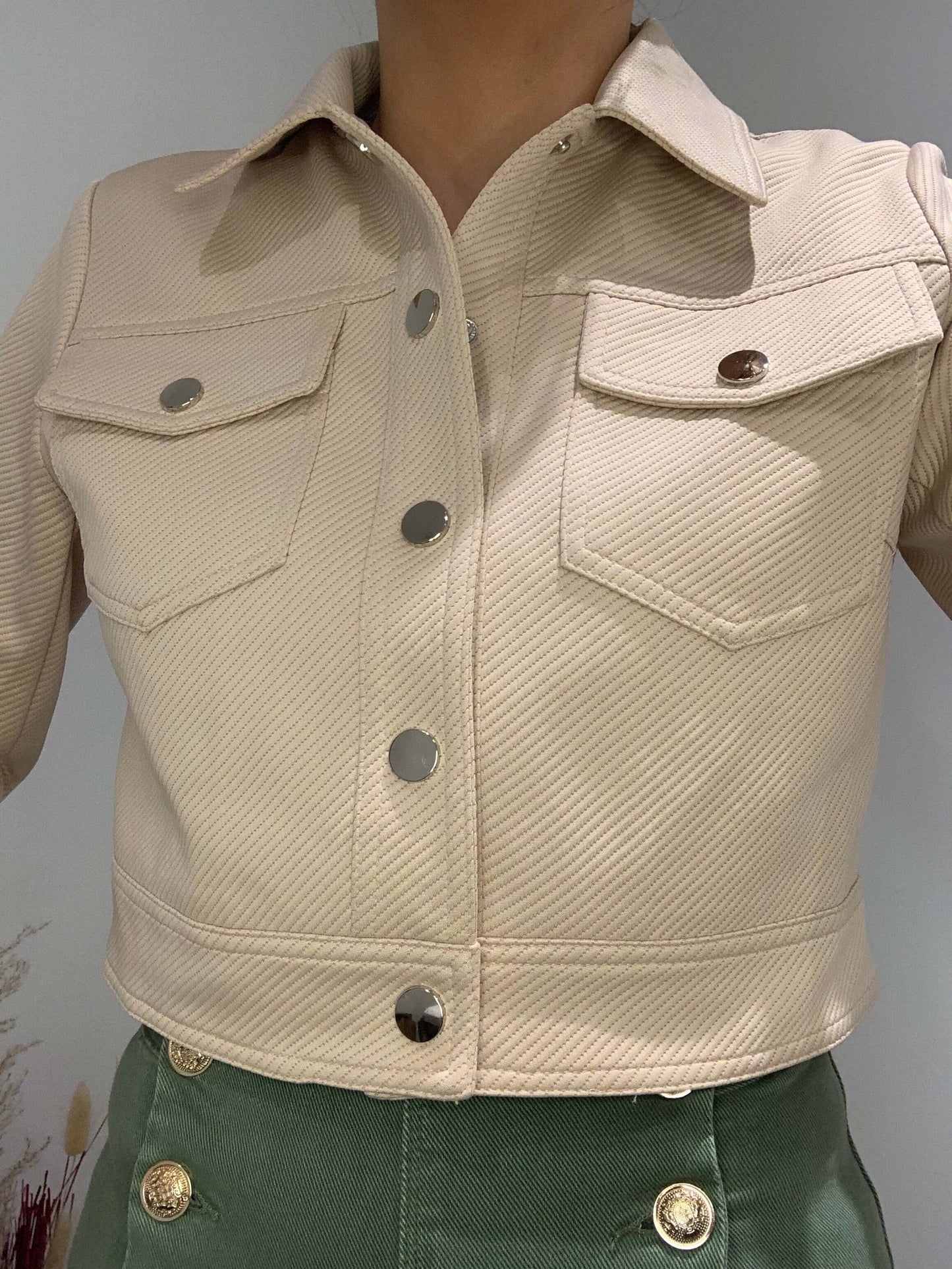 Veste courte Luna Chic camel – vue de face portée, tissu texturé et boutons métal argenté