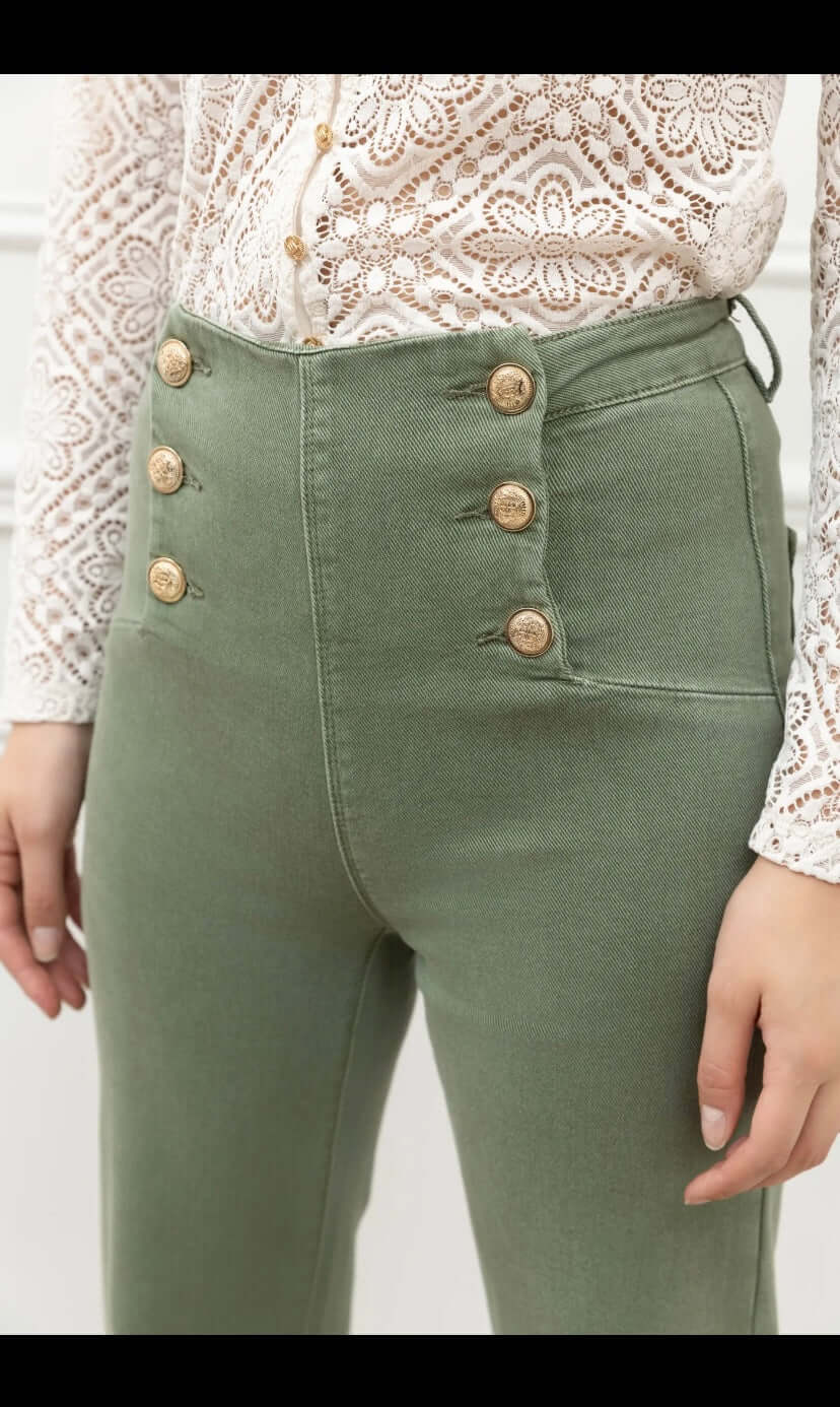 zoom sur le jean taille haute kaki Luna Chic avec boutons dorés et blouse en dentelle