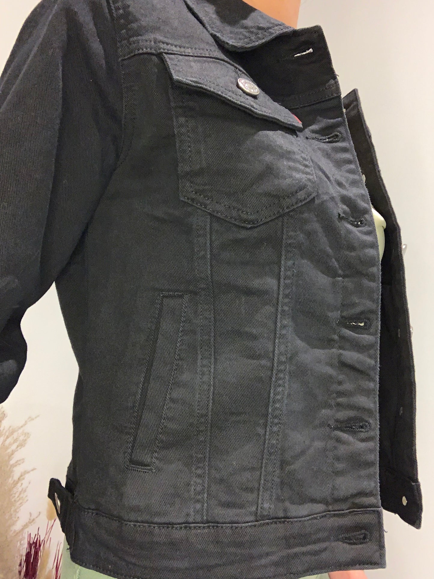 Veste en jean noire femme Luna Chic – vue de profil avec poches et coutures apparentes