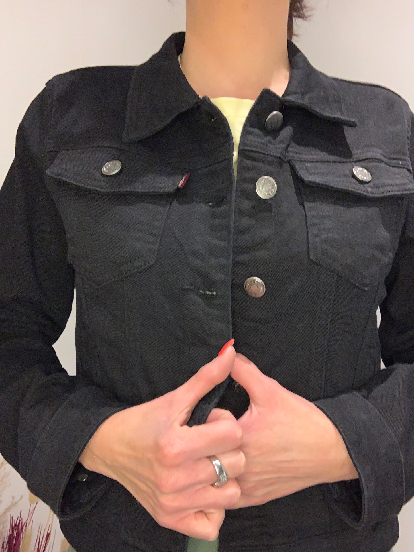 Veste en jean noire femme Luna Chic – vue de face fermée, boutons métalliques argentés et poches poitrine