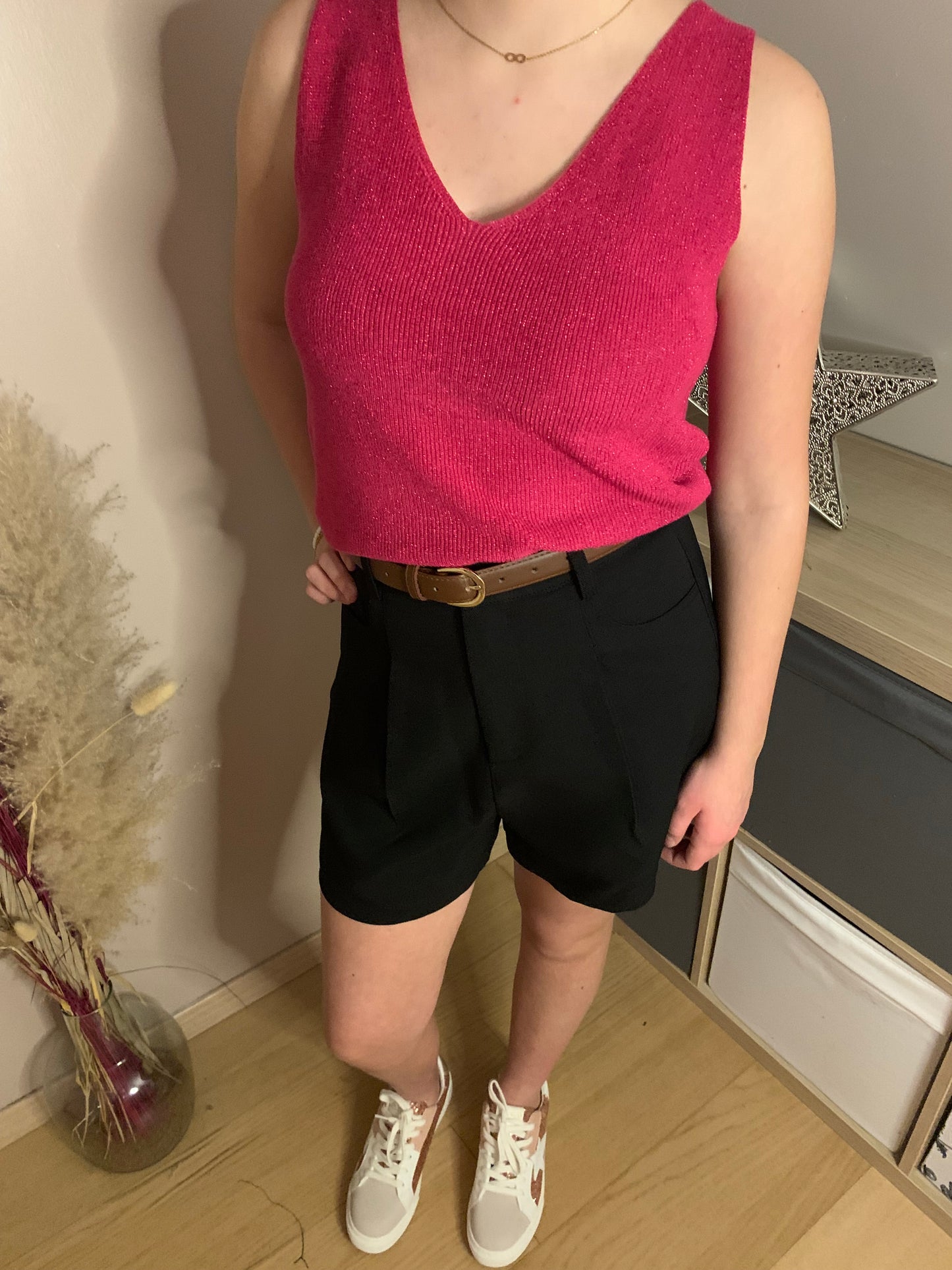 Short noir taille haute Luna Chic porté avec top rose sans manches – Look décontracté chic avec ceinture marron et baskets tendance