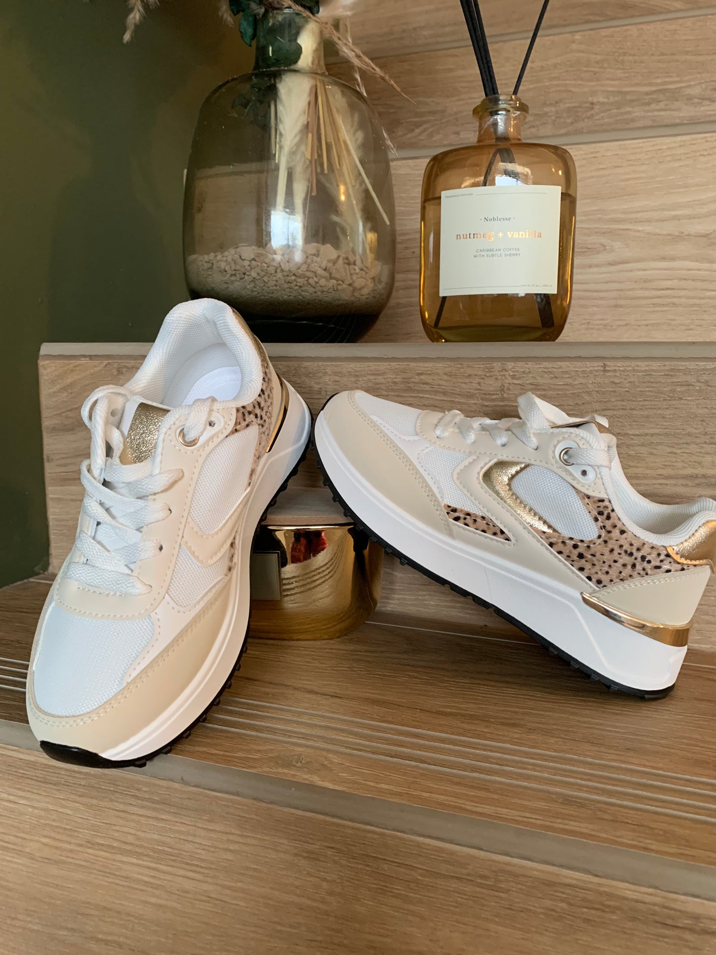 Baskets blanches femme Luna Chic avec détails dorés et imprimé léopard – Vue en duo sur escalier en bois