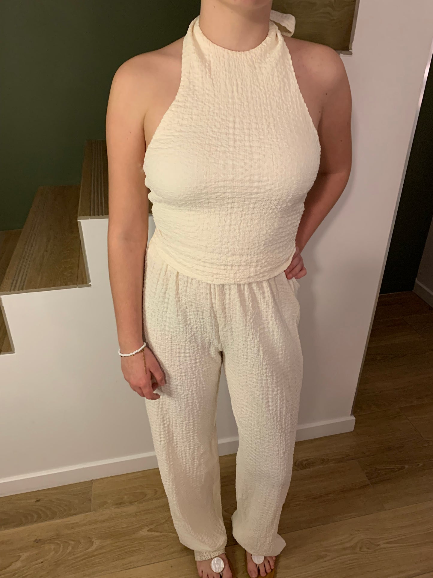 Ensemble Luna Chic beige clair porté – vue de face avec haut dos-nu et pantalon fluide