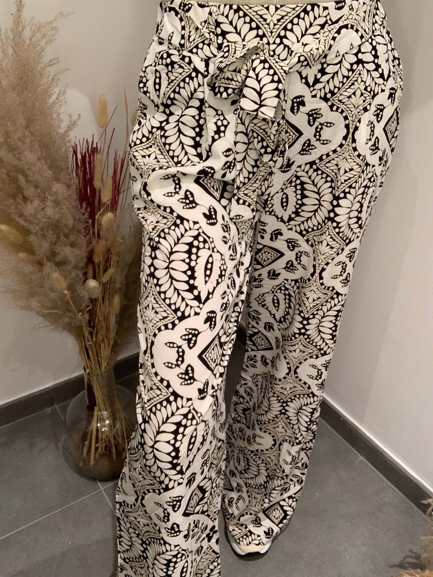 Pantalon fluide femme Luna Chic imprimé noir et blanc, vue trois-quarts avec ceinture nouée