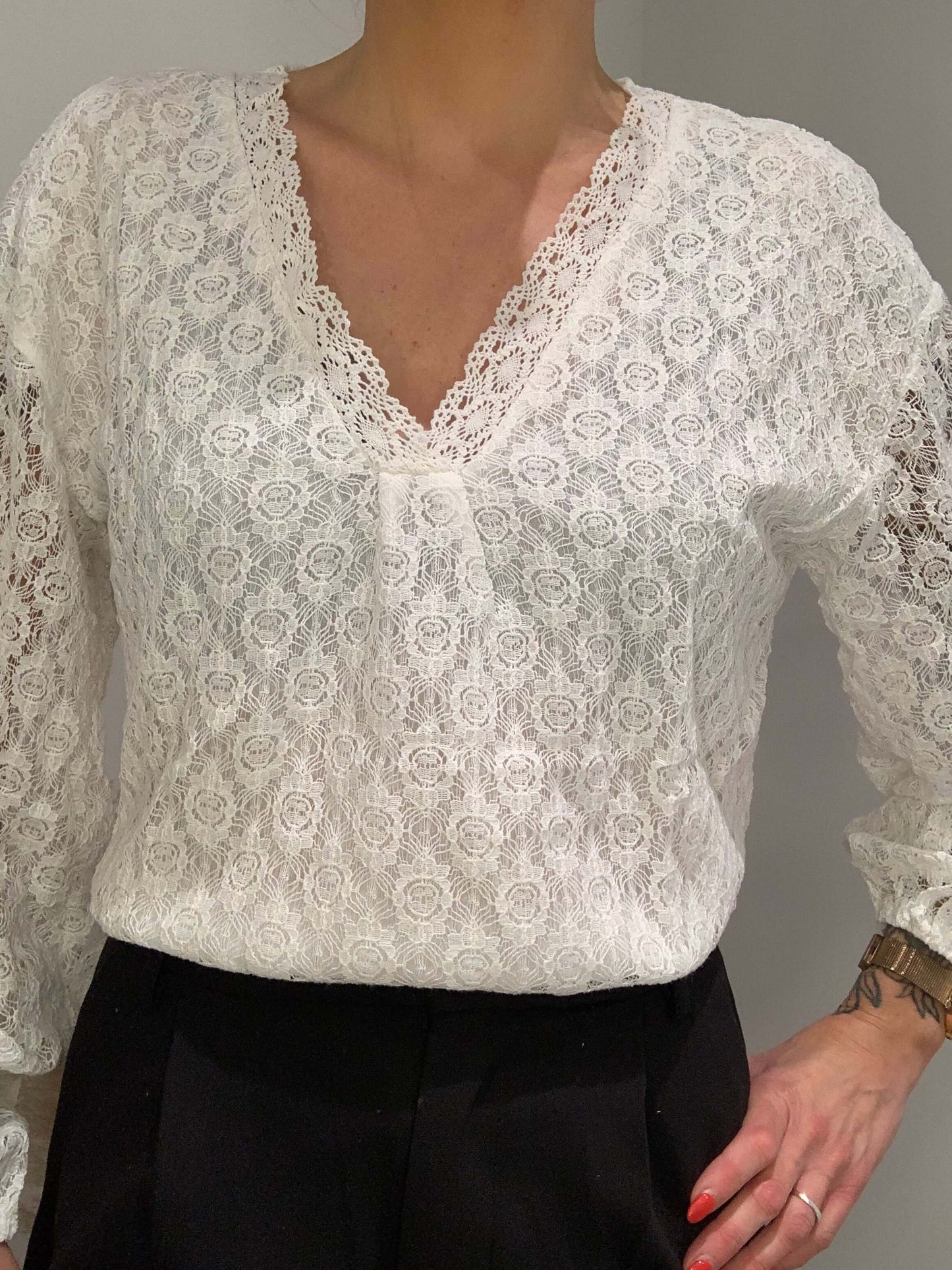 Haut femme en dentelle blanche col V Luna Chic – vue de face portée, manches longues et détails floraux ajourés