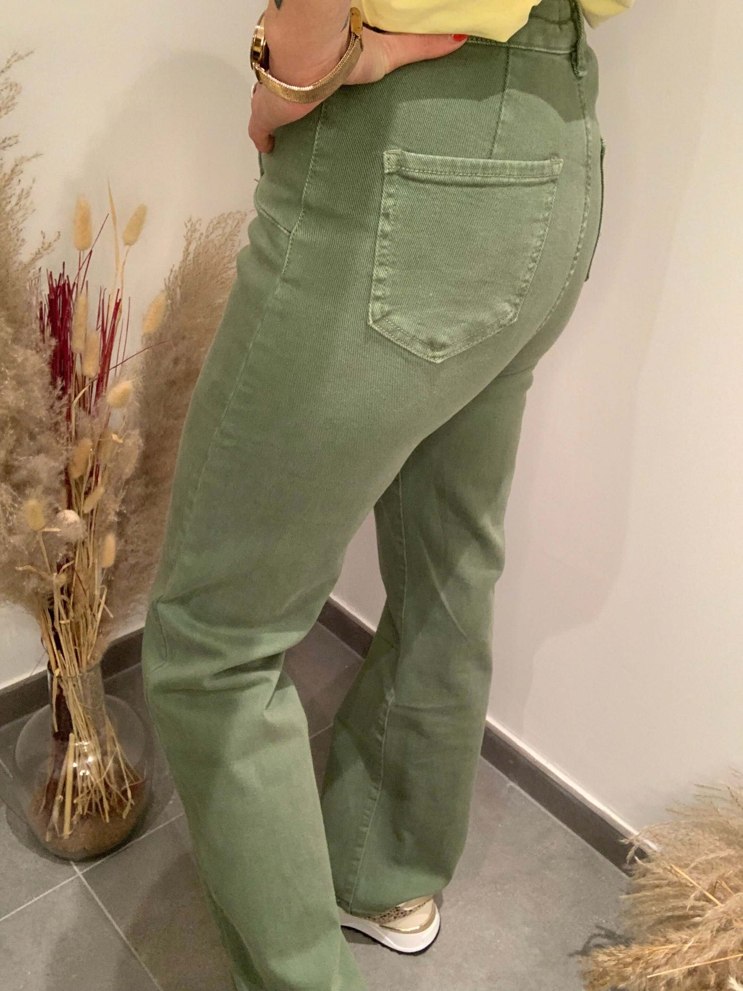 jean taille haute kaki Luna Chic avec poches arrière – vue de dos