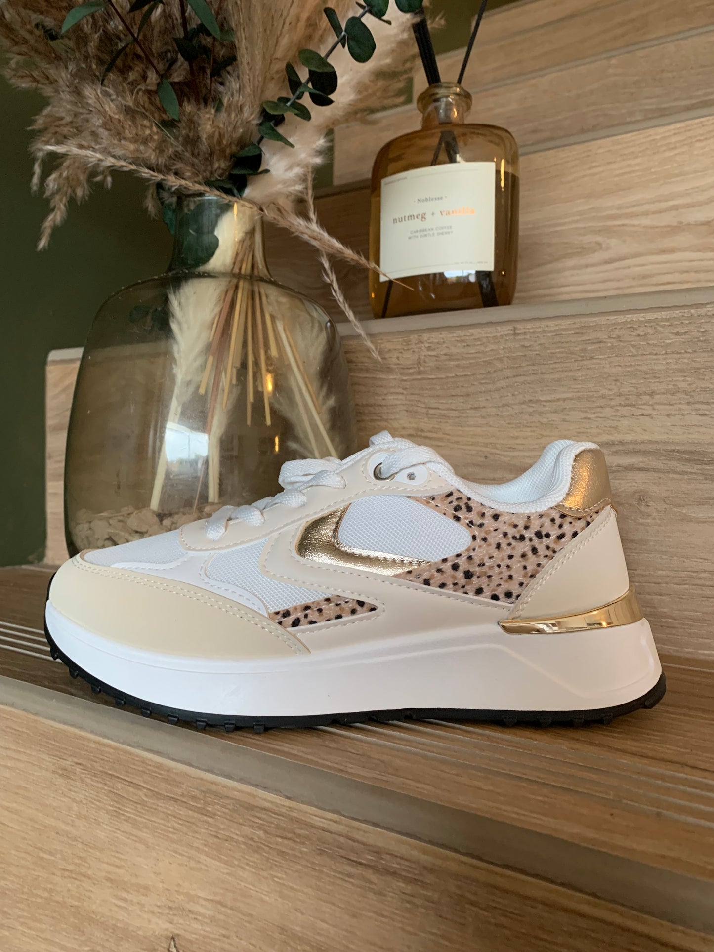 Baskets blanches femme Luna Chic – Détails dorés et imprimé léopard – Vue de profil côté extérieur