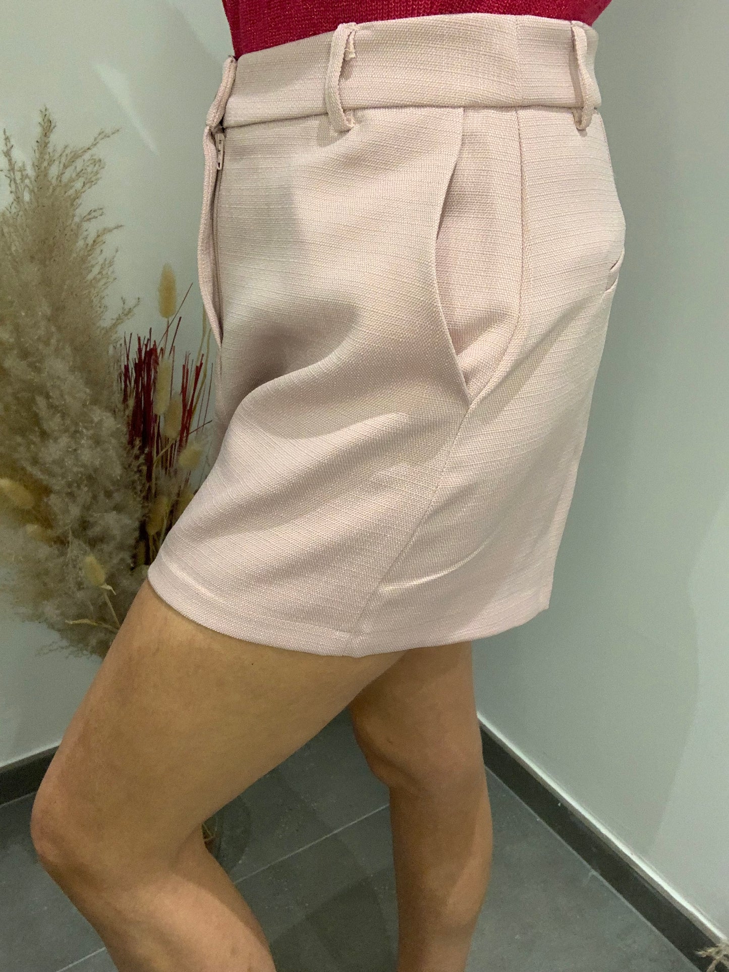 Vue profil du short rose clair Luna Chic – Taille haute flatteuse et finitions élégantes
