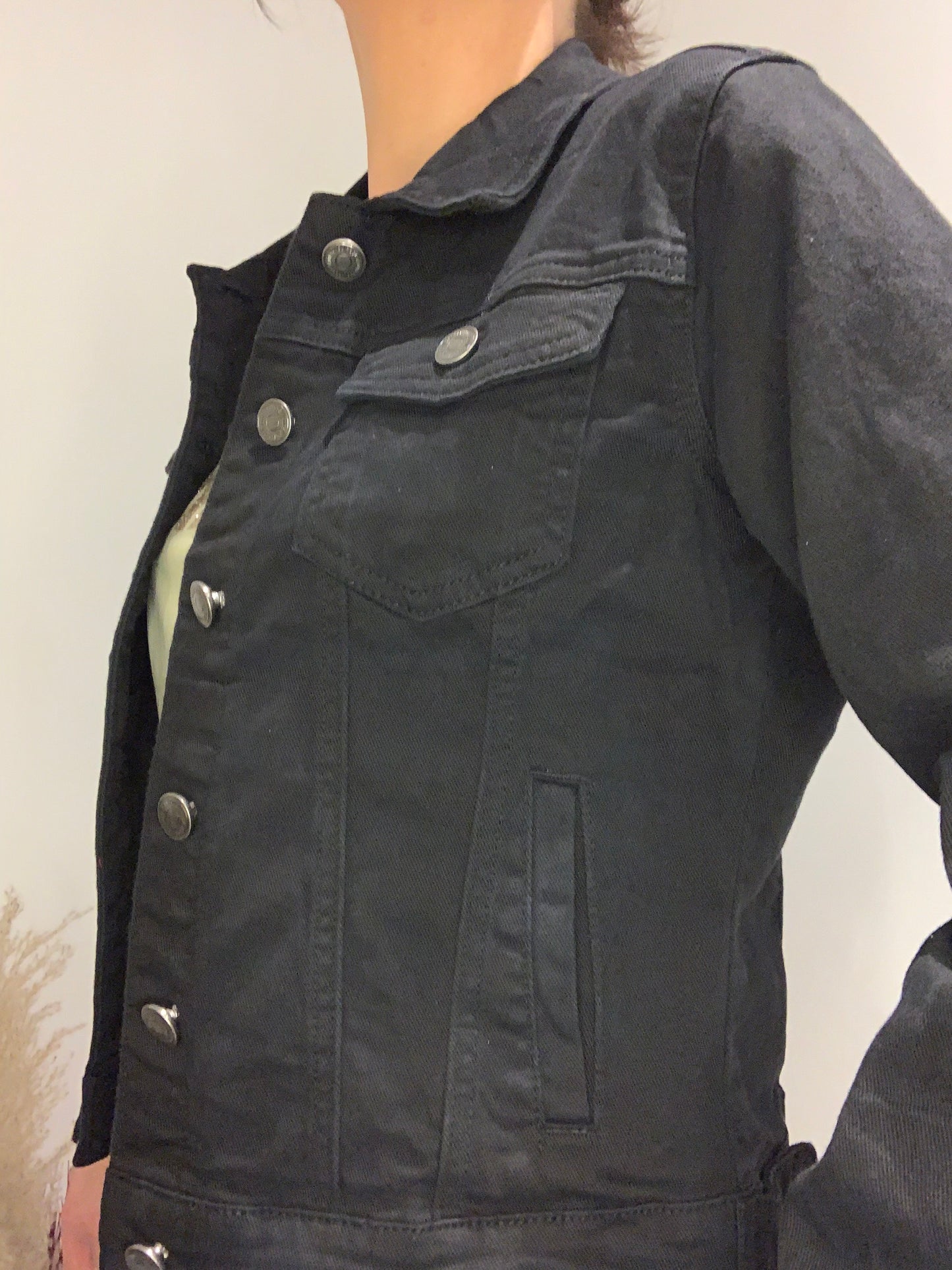 Veste en jean noire Luna Chic – Coupe courte et boutons métal