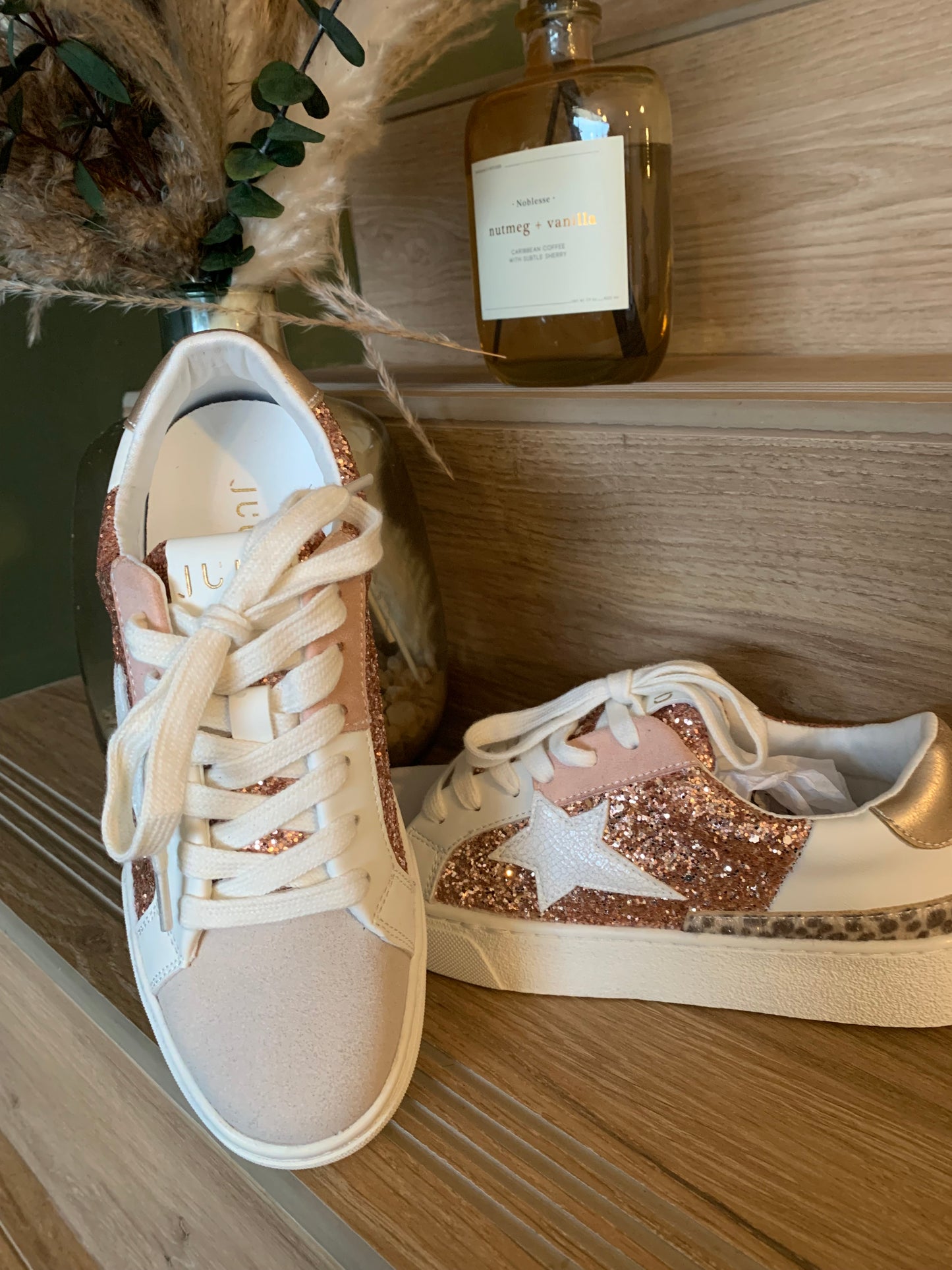Baskets blanches et rose gold à paillettes Luna Chic vues de face et de côté, posées sur une marche en bois
