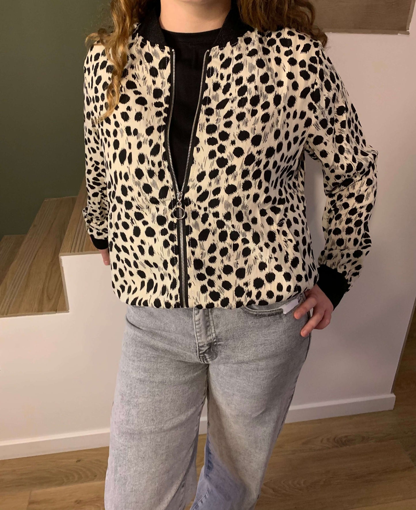 Bomber femme léopard noir et blanc – vue de face portée avec jean clair et haut noir