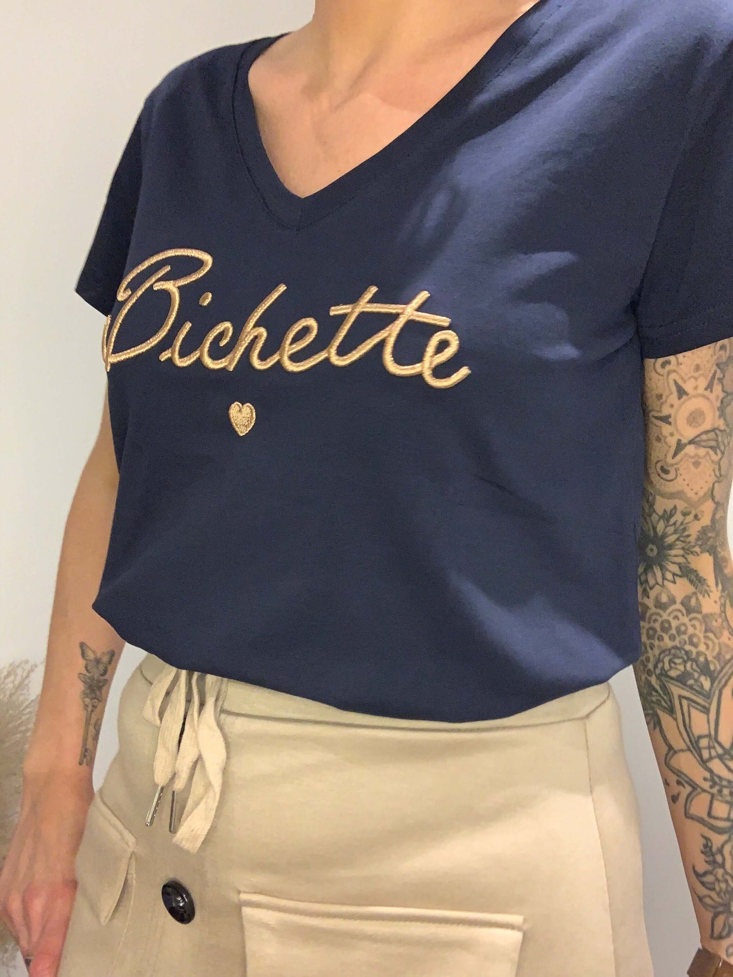 Zoom sur le T-shirt femme bleu marine col V “Bichette” brodé doré – Style élégant et message tendre Luna Chic