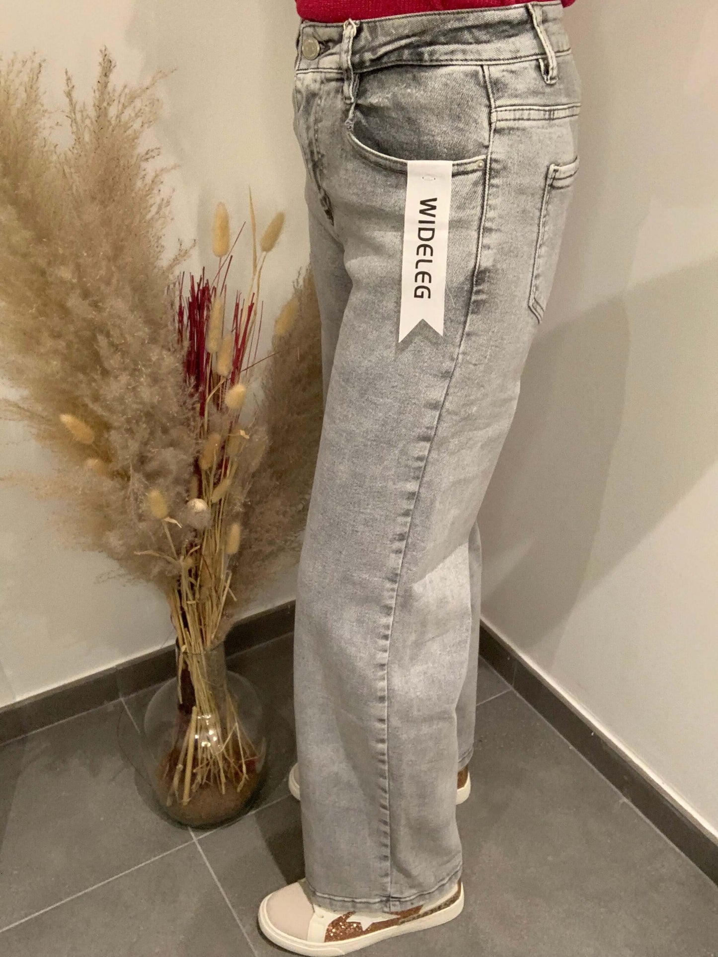 Jean wide leg gris clair Luna Chic – vue latérale avec étiquette visible, coupe droite et taille haute, porté avec pull rose