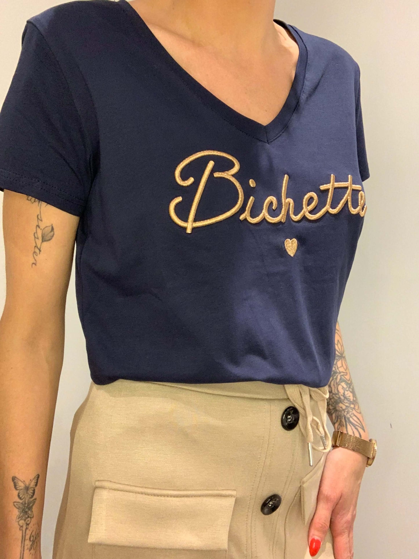 T-shirt bleu marine femme col V “Bichette” brodé doré – Vue de profil, look chic et moderne signé Luna Chic