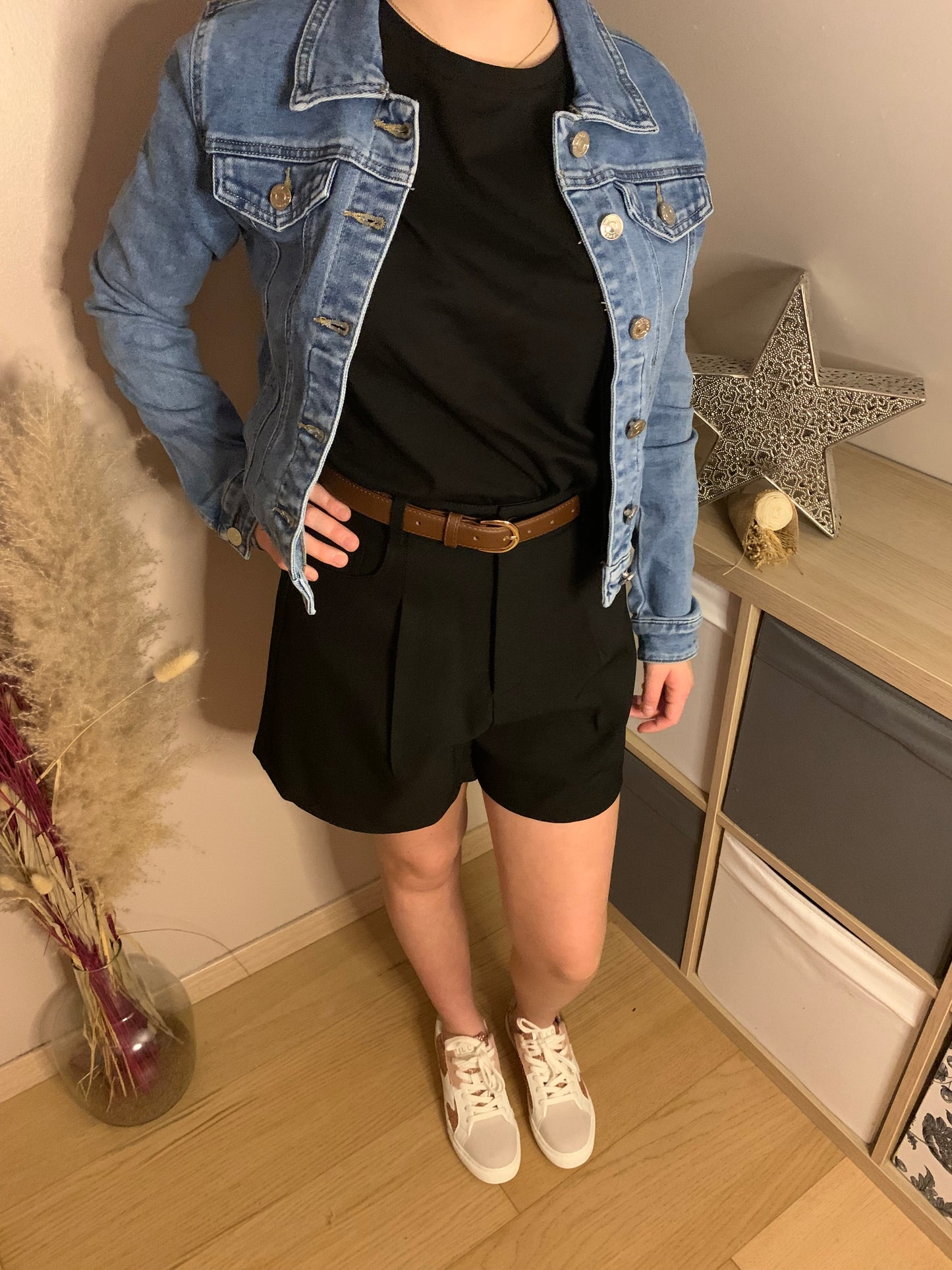 Look complet casual chic avec le short noir Luna Chic, ceinture marron intégrée, t-shirt noir et veste en jean – Style urbain moderne et confortable