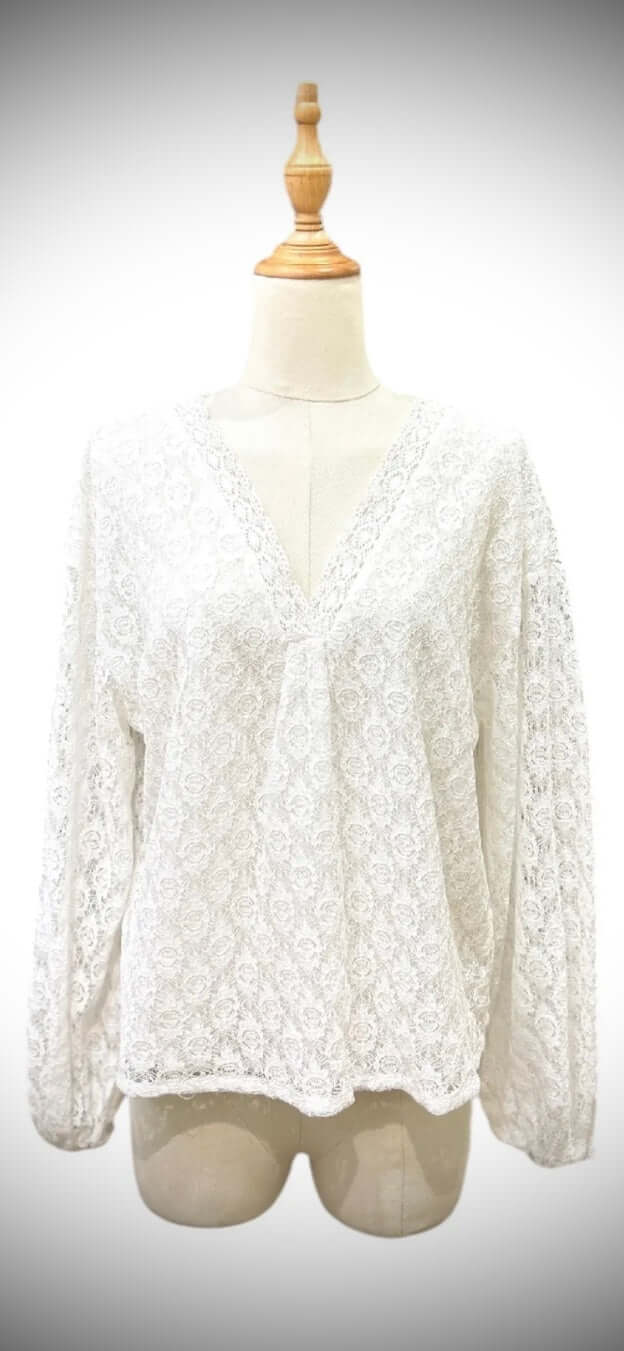 Vue de face du haut en dentelle blanche Luna Chic porté – col V festonné et transparence élégante pour un look féminin et chic