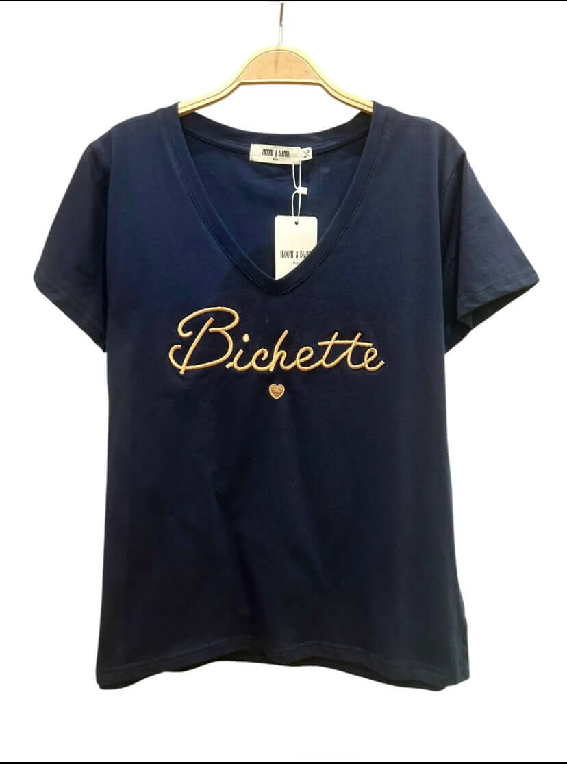 T-shirt bleu marine “Bichette” Luna Chic avec broderie dorée, col V féminin, présenté suspendu sur cintre – Vue à plat du modèle