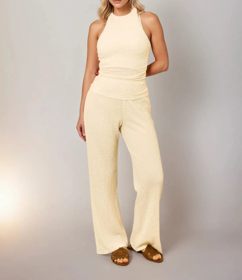 Ensemble Luna Chic beige clair – vue studio face entière avec haut dos-nu et pantalon fluide