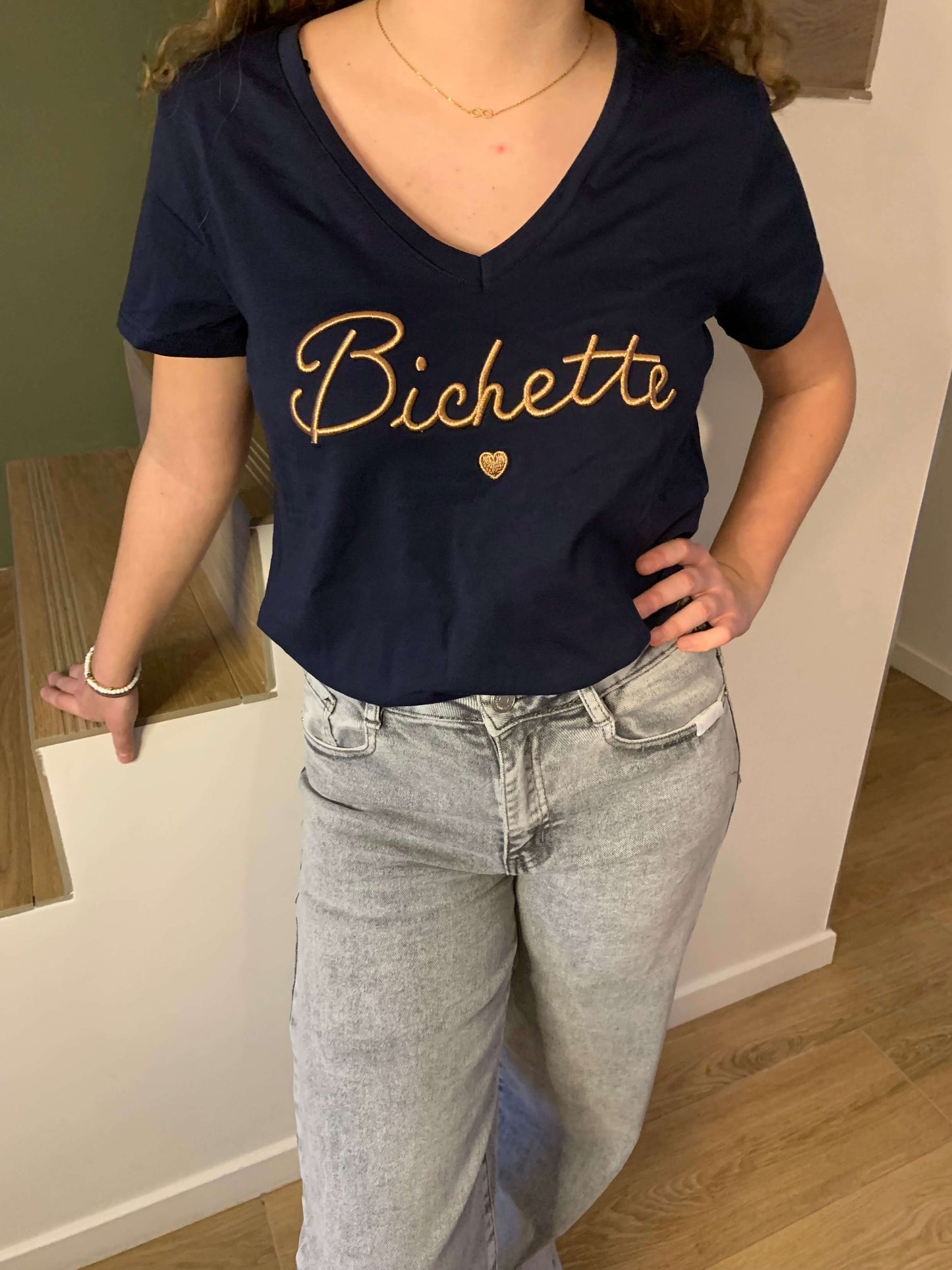 T-shirt bleu marine “Bichette” Luna Chic porté avec jean clair – Broderie dorée, col V, look casual tendance et féminin