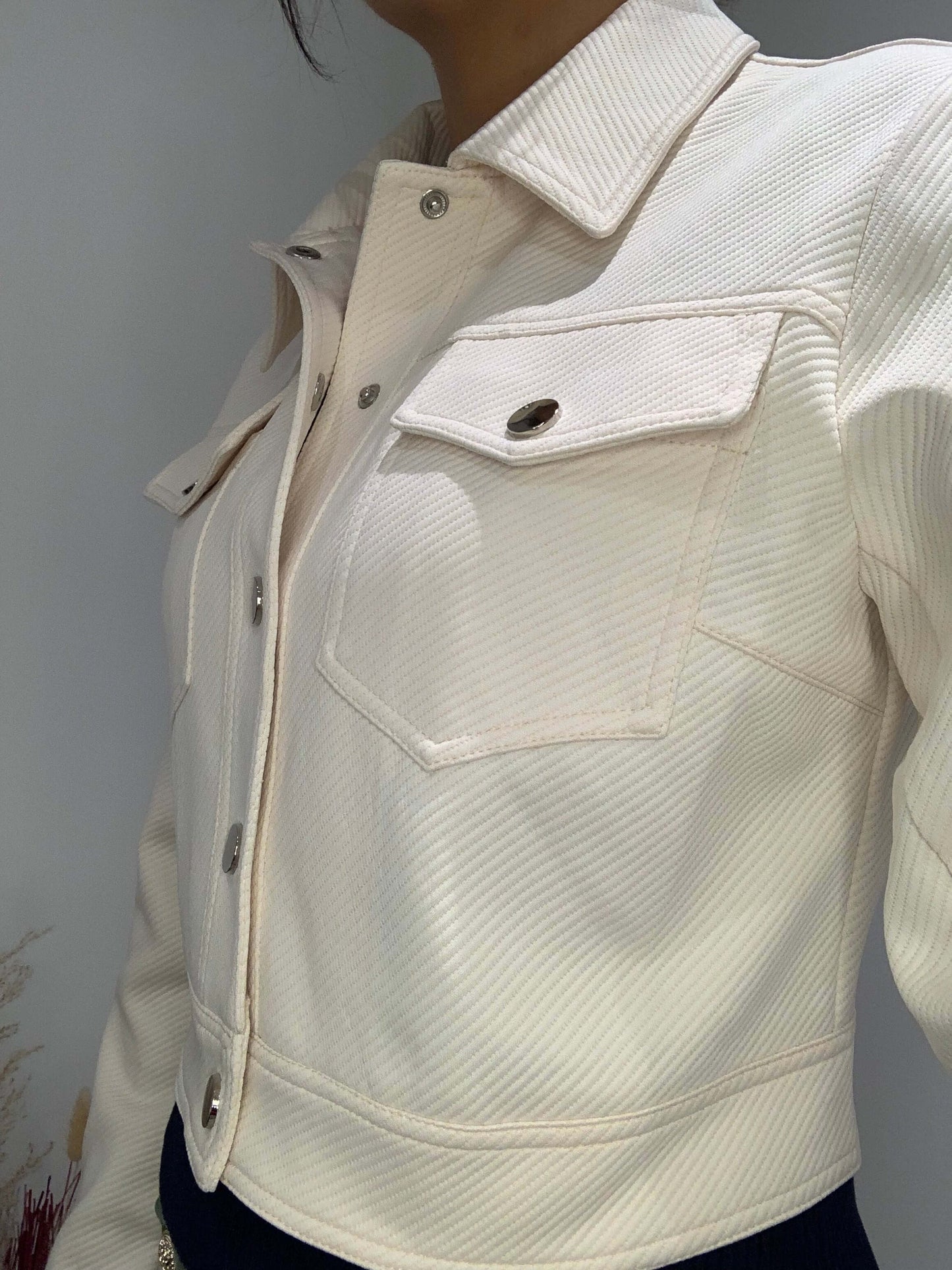 Veste courte texturée Luna Chic beige – vue trois-quarts, détail tissu et bouton métallique