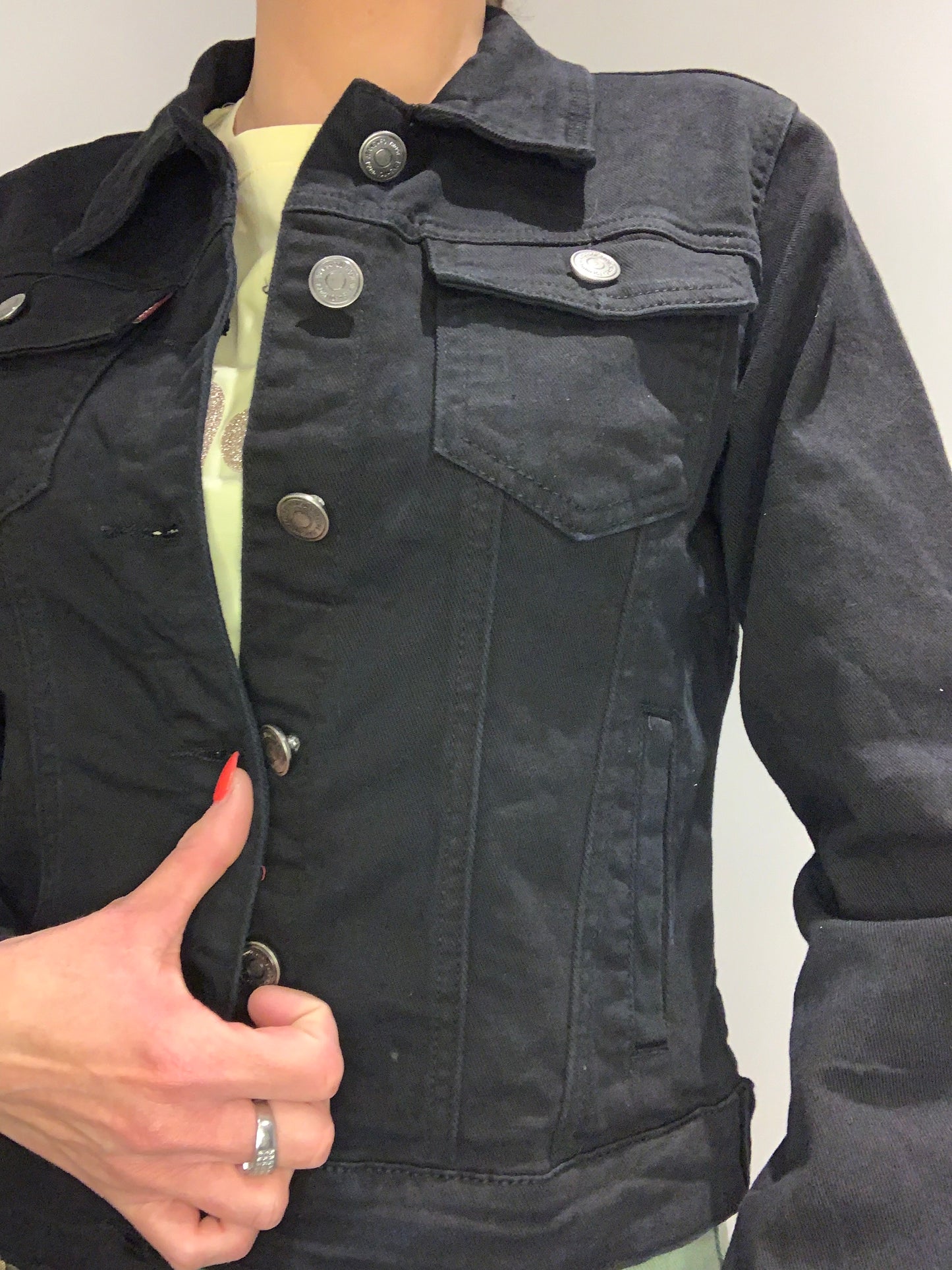 Veste en jean noire femme Luna Chic – gros plan avec boutons métalliques argentés et poche poitrine