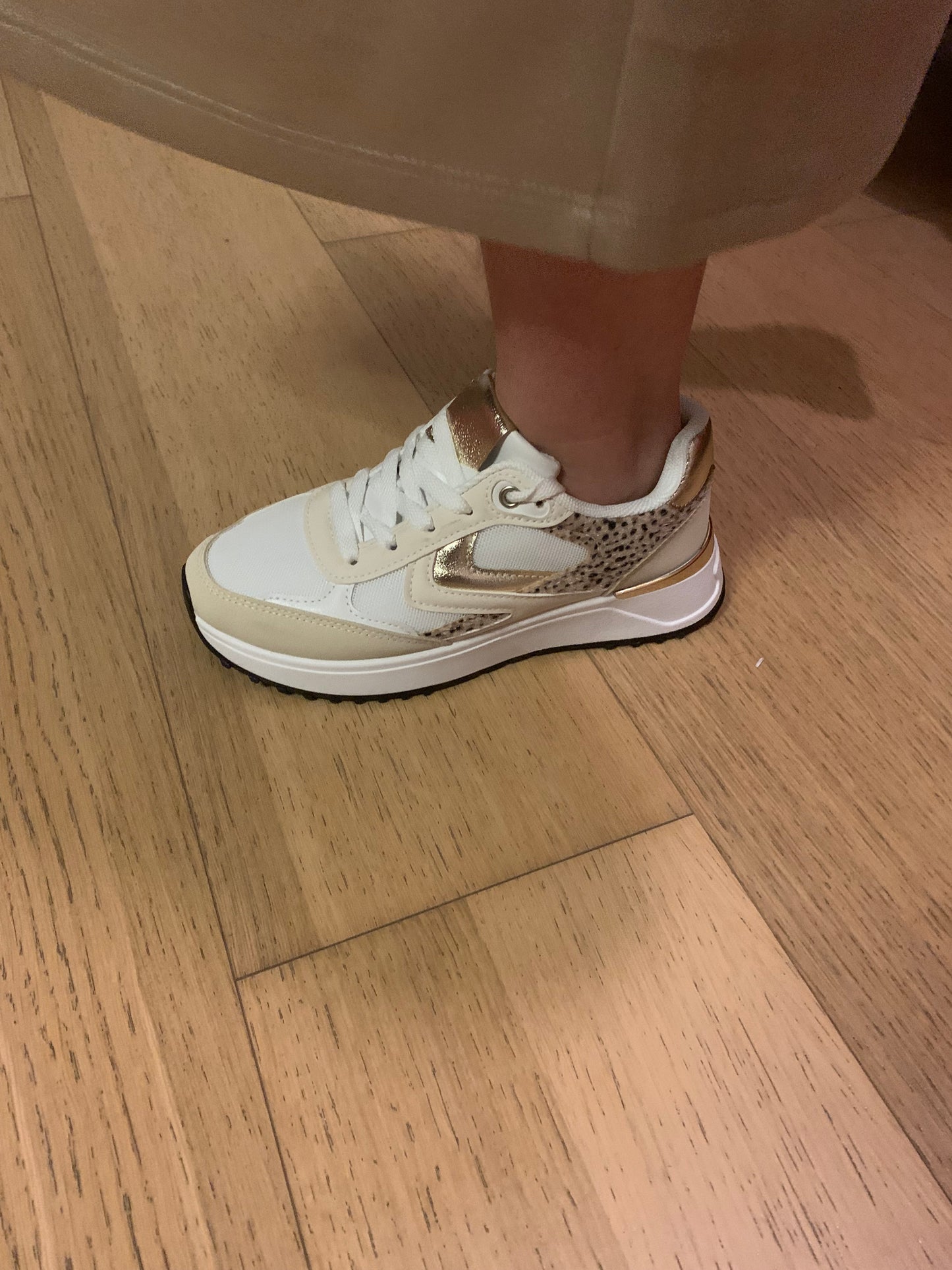 Baskets blanches Luna Chic portées – détails dorés et léopard sur parquet clair