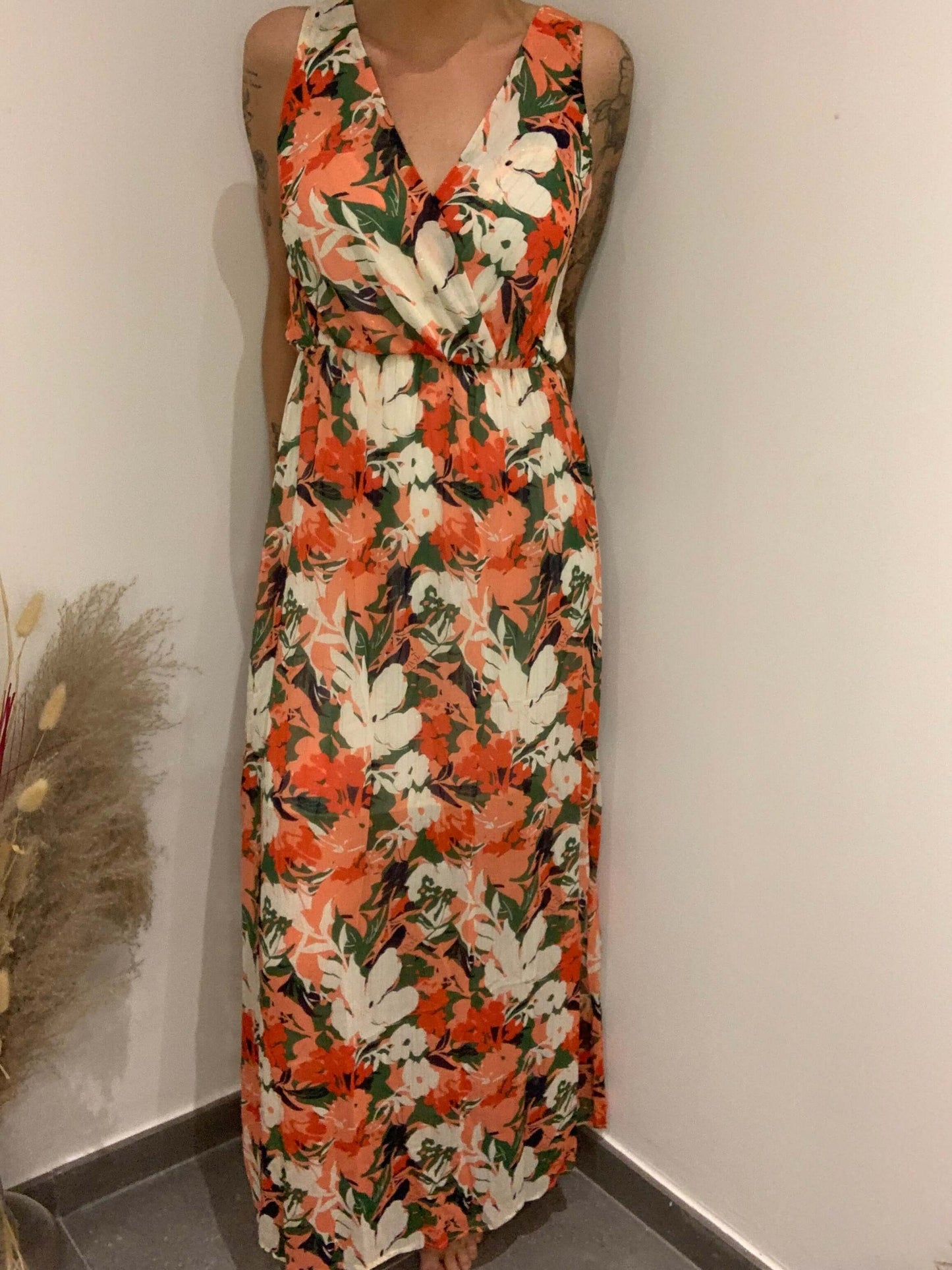 Robe longue à fleurs Luna Chic – Vue de face portée, col cache-cœur et tombé fluide