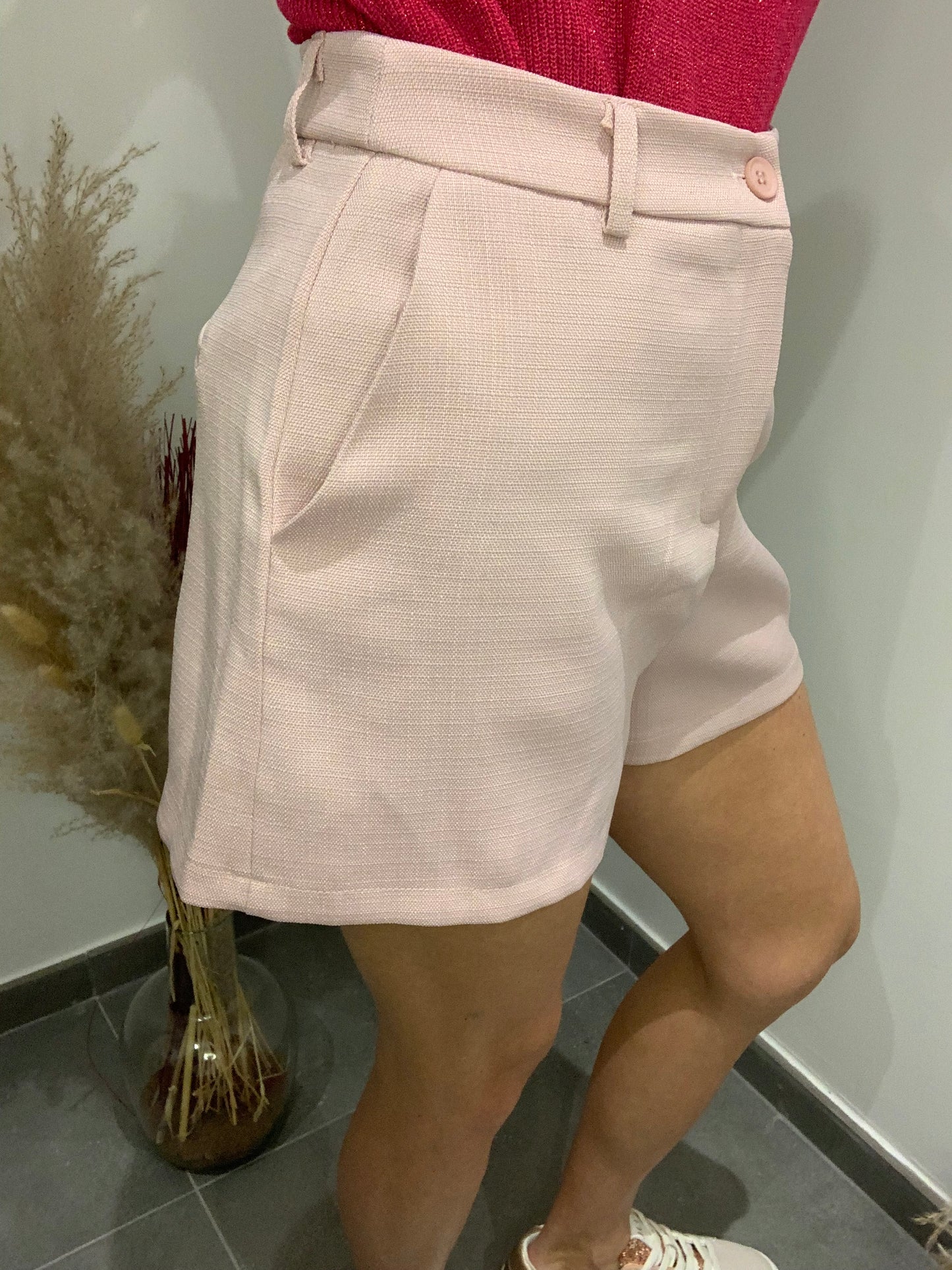 Short femme rose clair Luna Chic vu de profil – Taille haute avec poches discrètes et bouton ton sur ton
