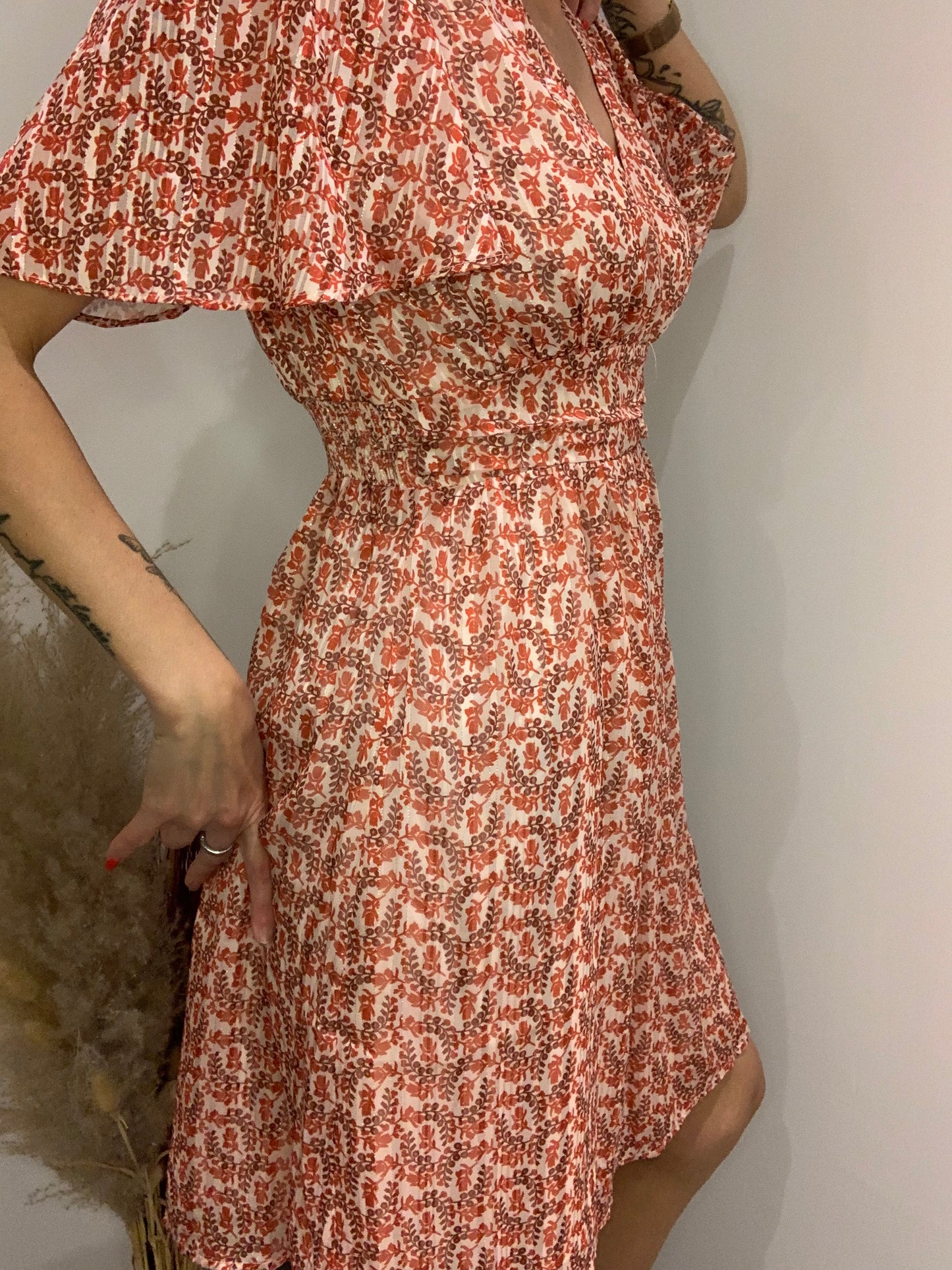 Zoom robe Luna Chic terracotta – vue profil, manches papillon et taille marquée