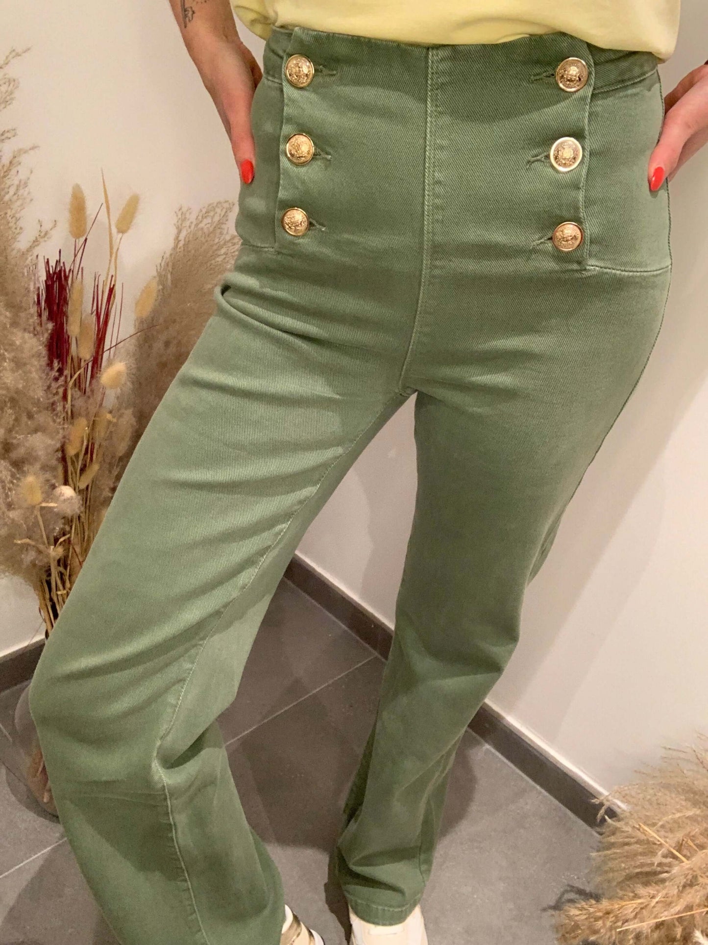 jean taille haute kaki Luna Chic avec boutons dorés élégants vu de face