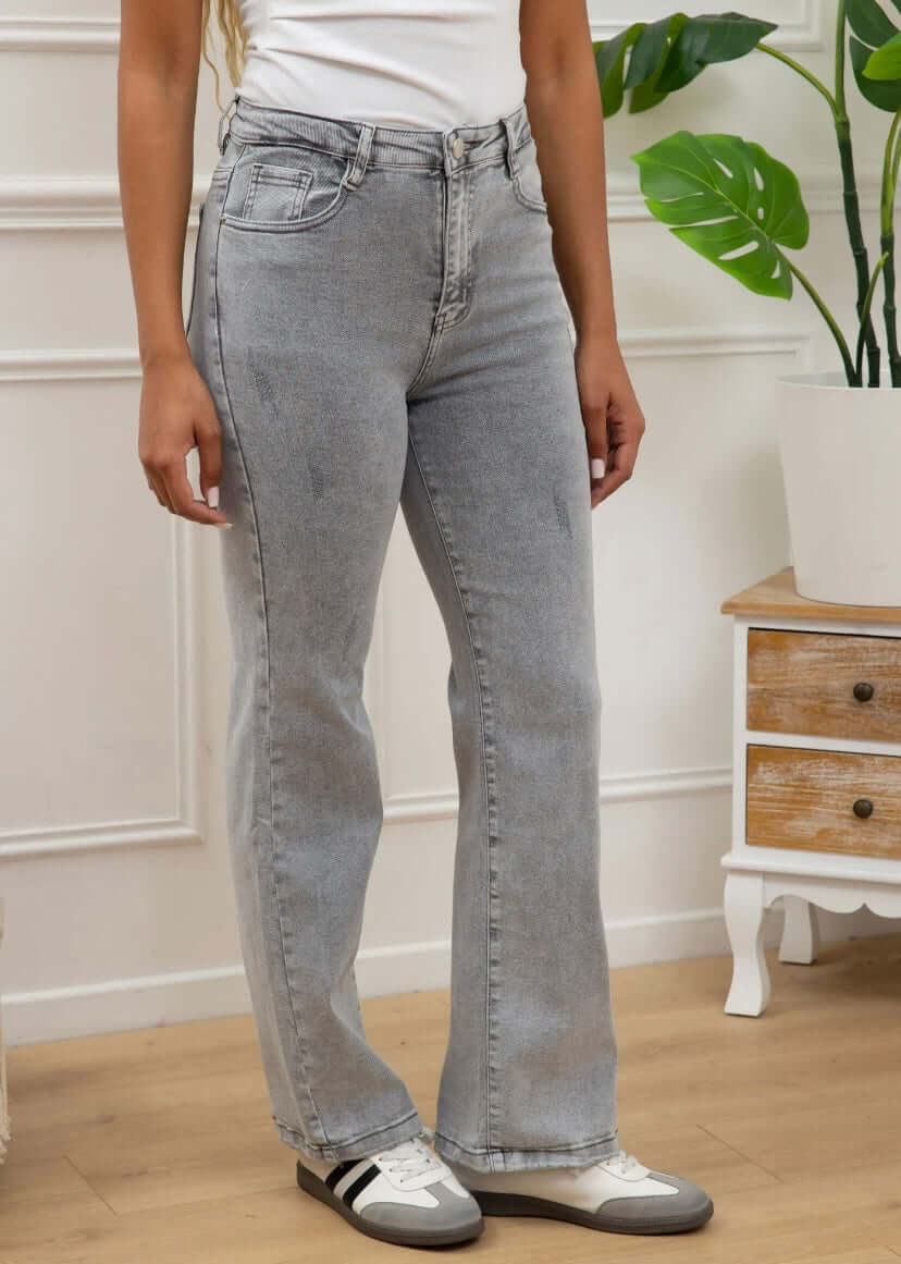 Jean wide leg gris clair Luna Chic – vue de profil portée, taille haute et coupe droite, avec t-shirt blanc et sneakers