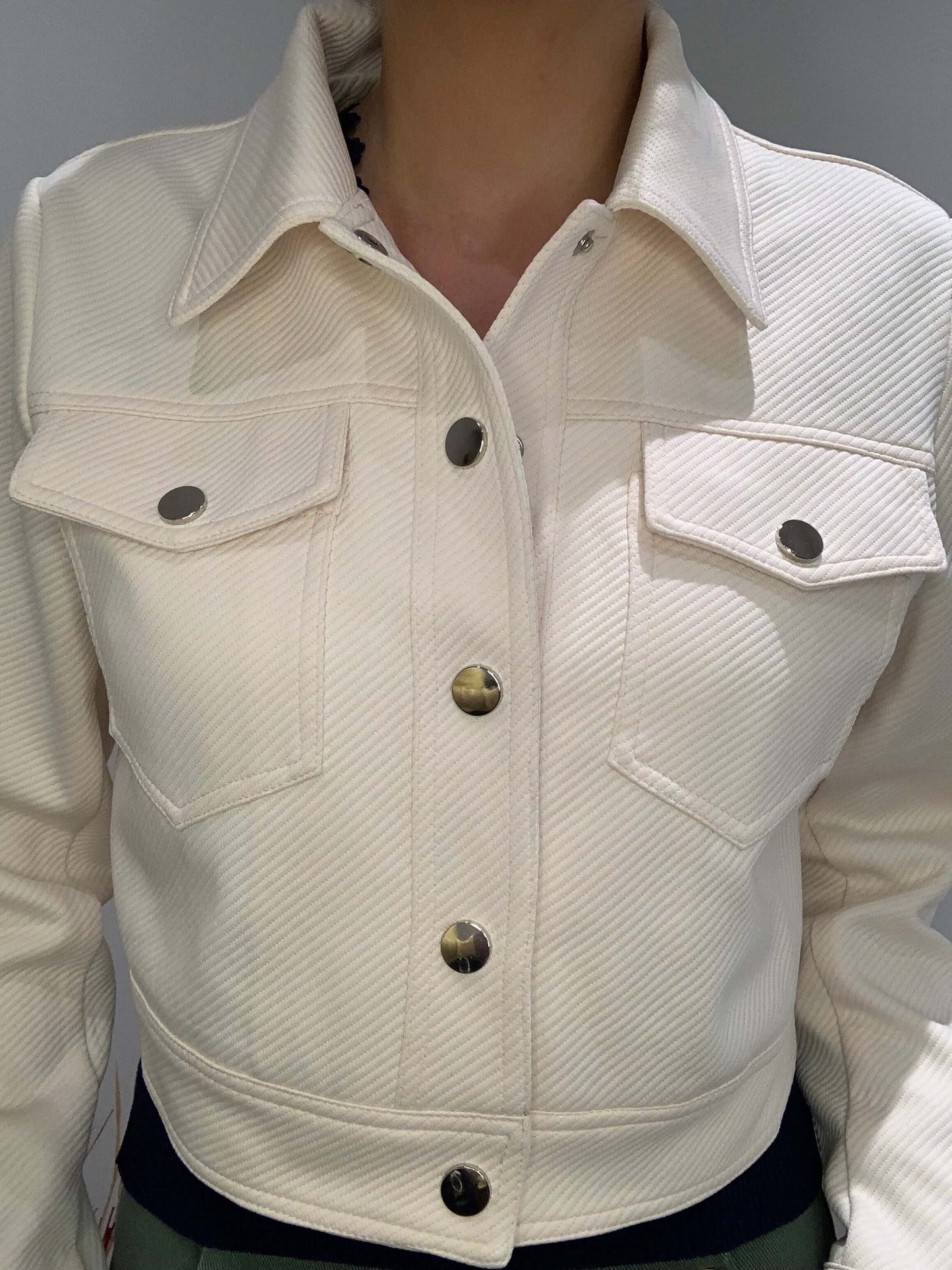 Veste courte texturée Luna Chic beige – vue face, coupe droite et boutons métal chic