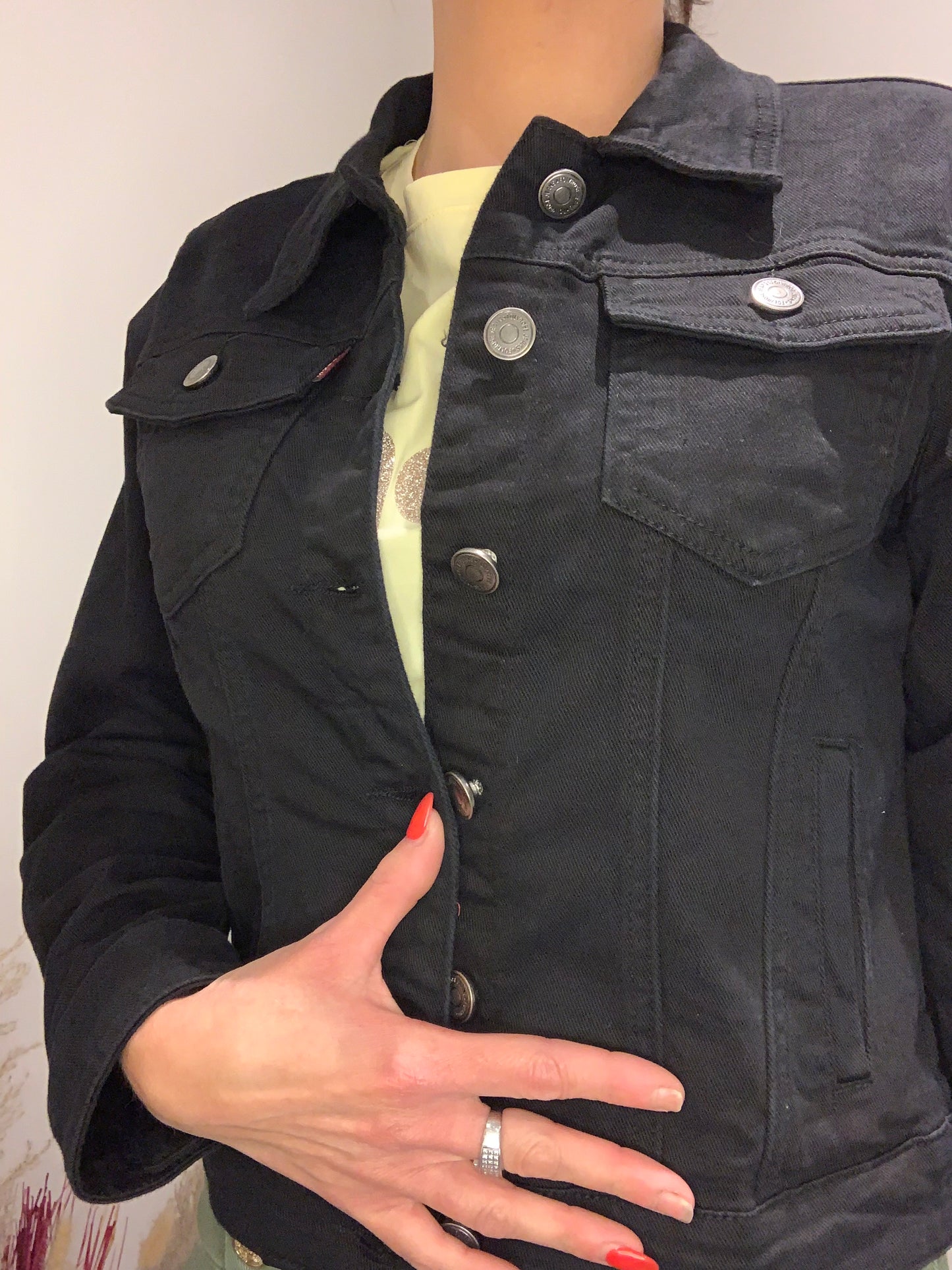 Veste en jean noire femme Luna Chic – vue rapprochée avec col classique et boutons argentés