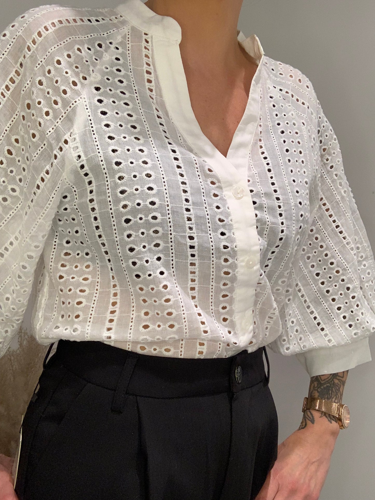 Vue latérale du chemisier blanc broderie anglaise Luna Chic – manches bouffantes et col V féminin