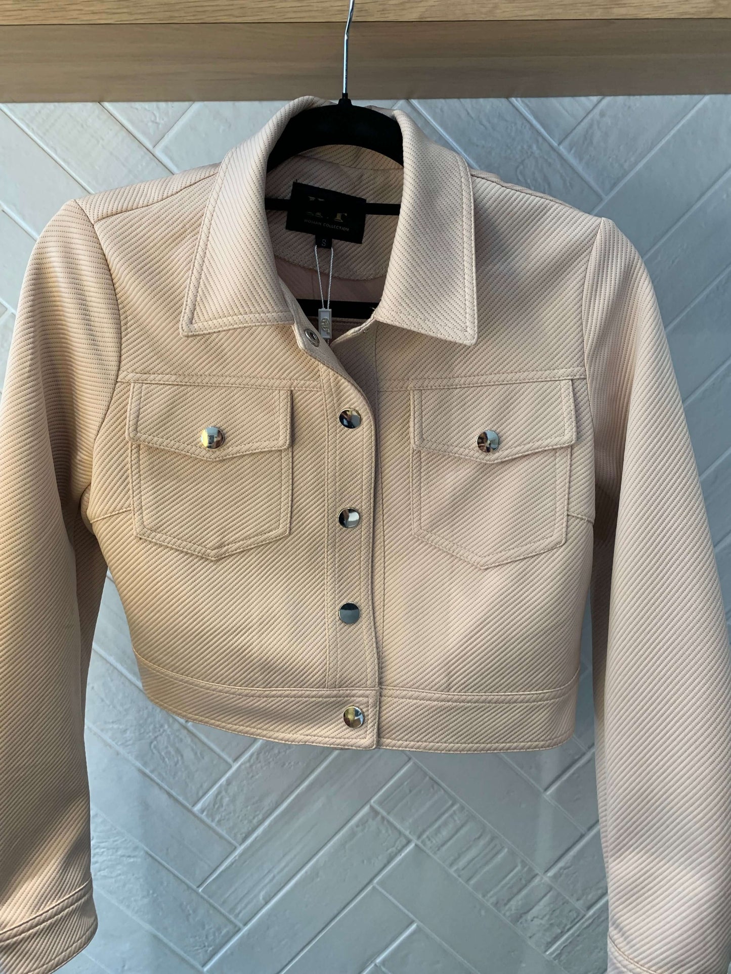 Veste courte texturée Luna Chic camel – vue à plat sur cintre, boutons métal, lumière naturelle