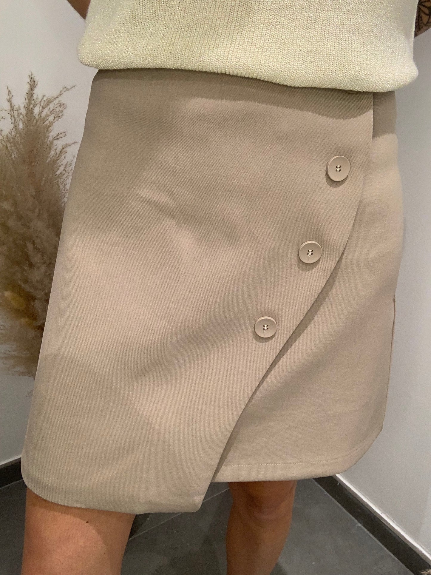 Jupe-short taupe Luna Chic femme – détail des boutons et coupe portefeuille