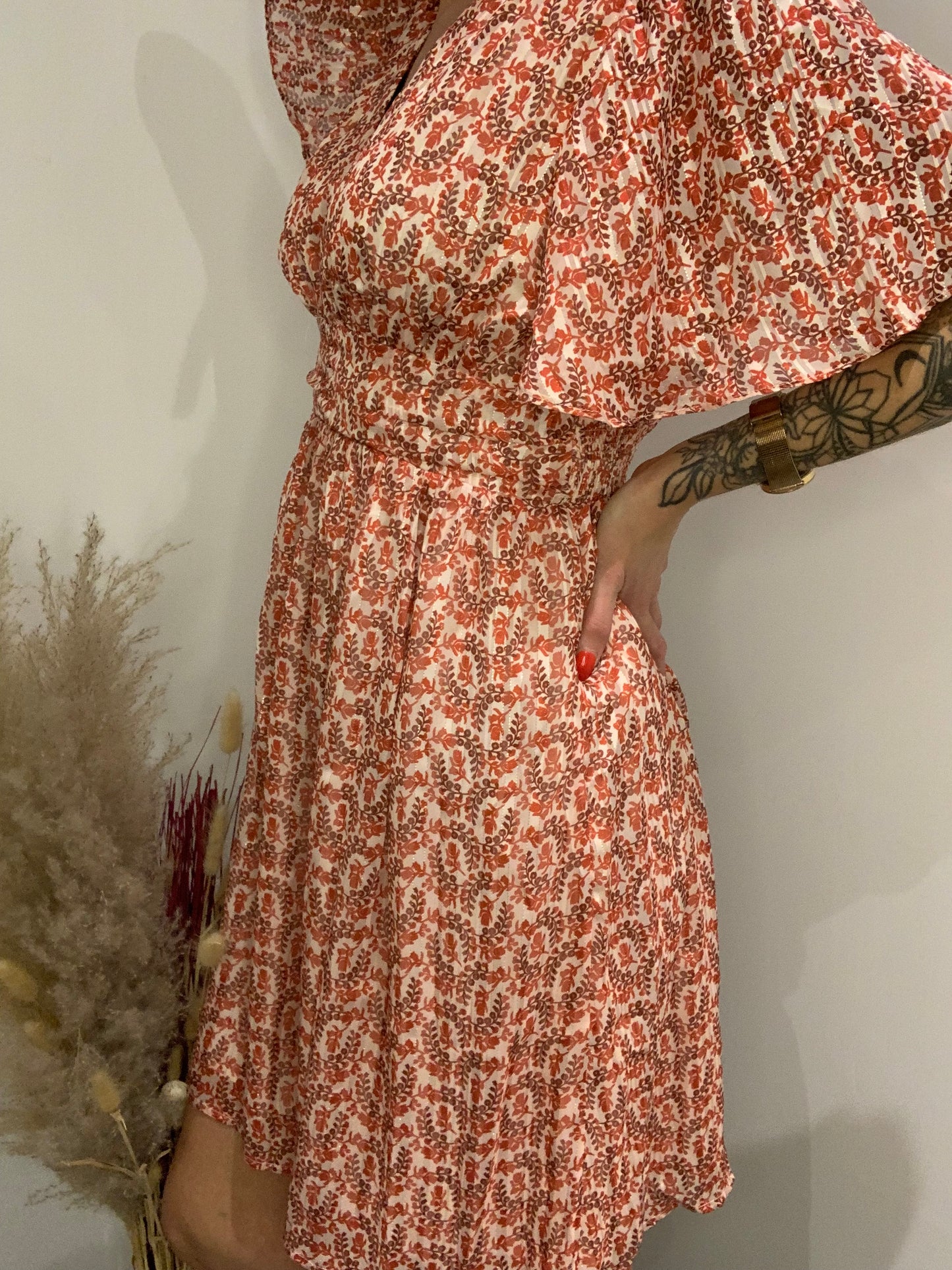 Robe courte terracotta Luna Chic – vue profil, taille marquée et manches volantées