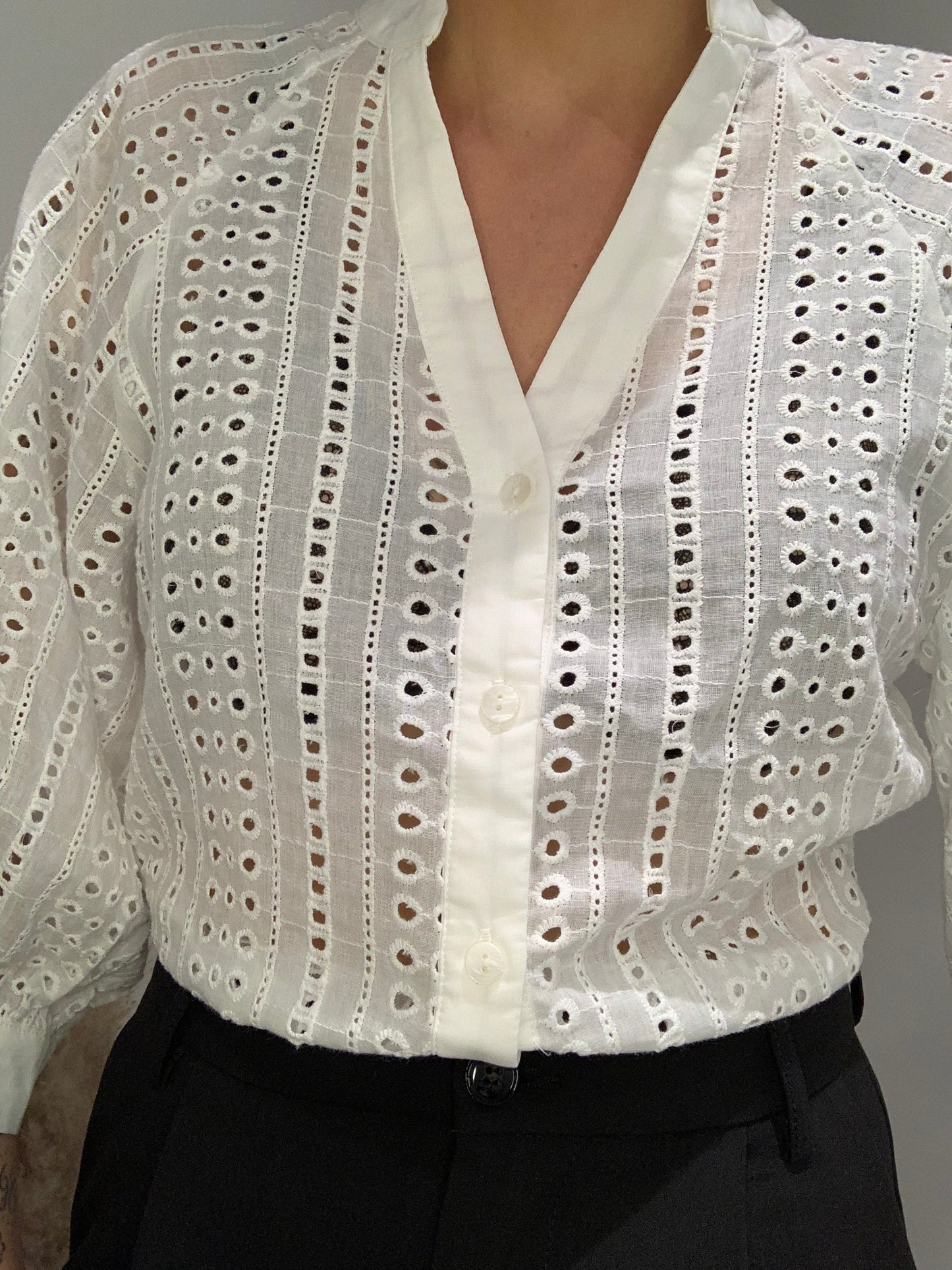 Zoom sur le chemisier blanc broderie anglaise Luna Chic – col V et boutons nacrés