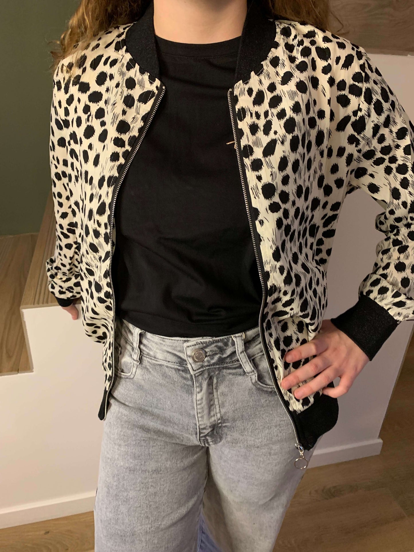 Bomber femme léopard noir et blanc ouvert – look casual avec t-shirt noir et jean taille haute
