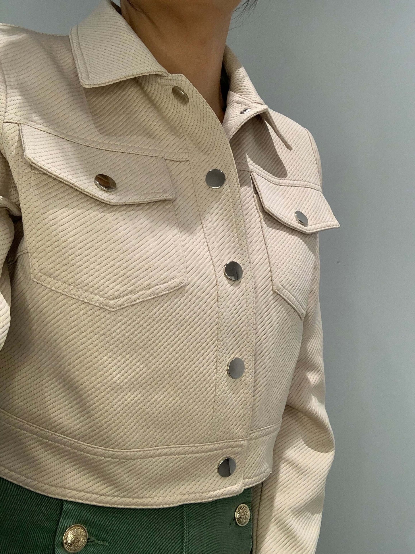 Veste courte texturée Luna Chic camel – vue de côté, tissu relief et boutons métal