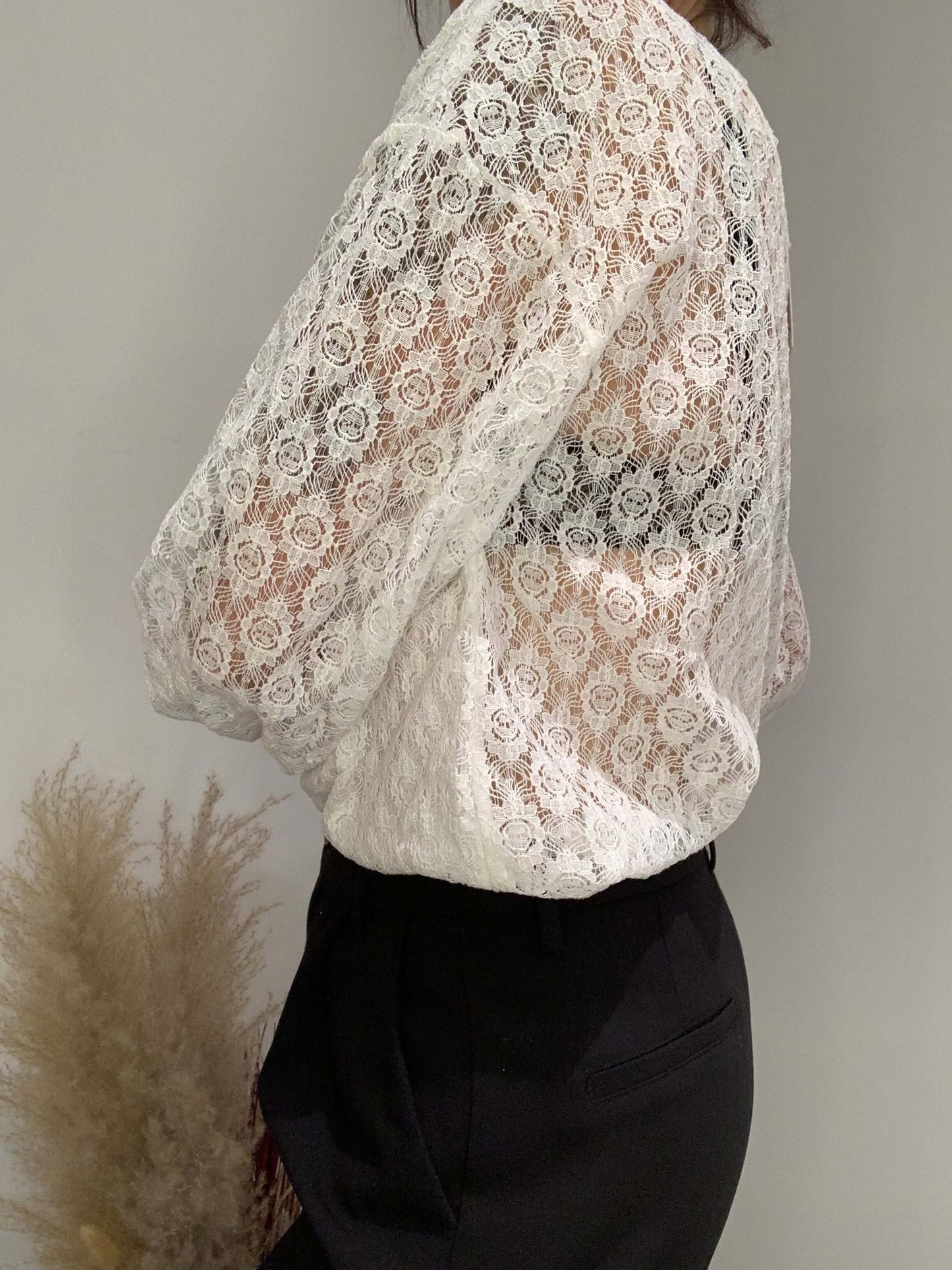 Haut femme Luna Chic en dentelle blanche – vue de dos sur cintre, avec transparence florale et coupe droite féminine