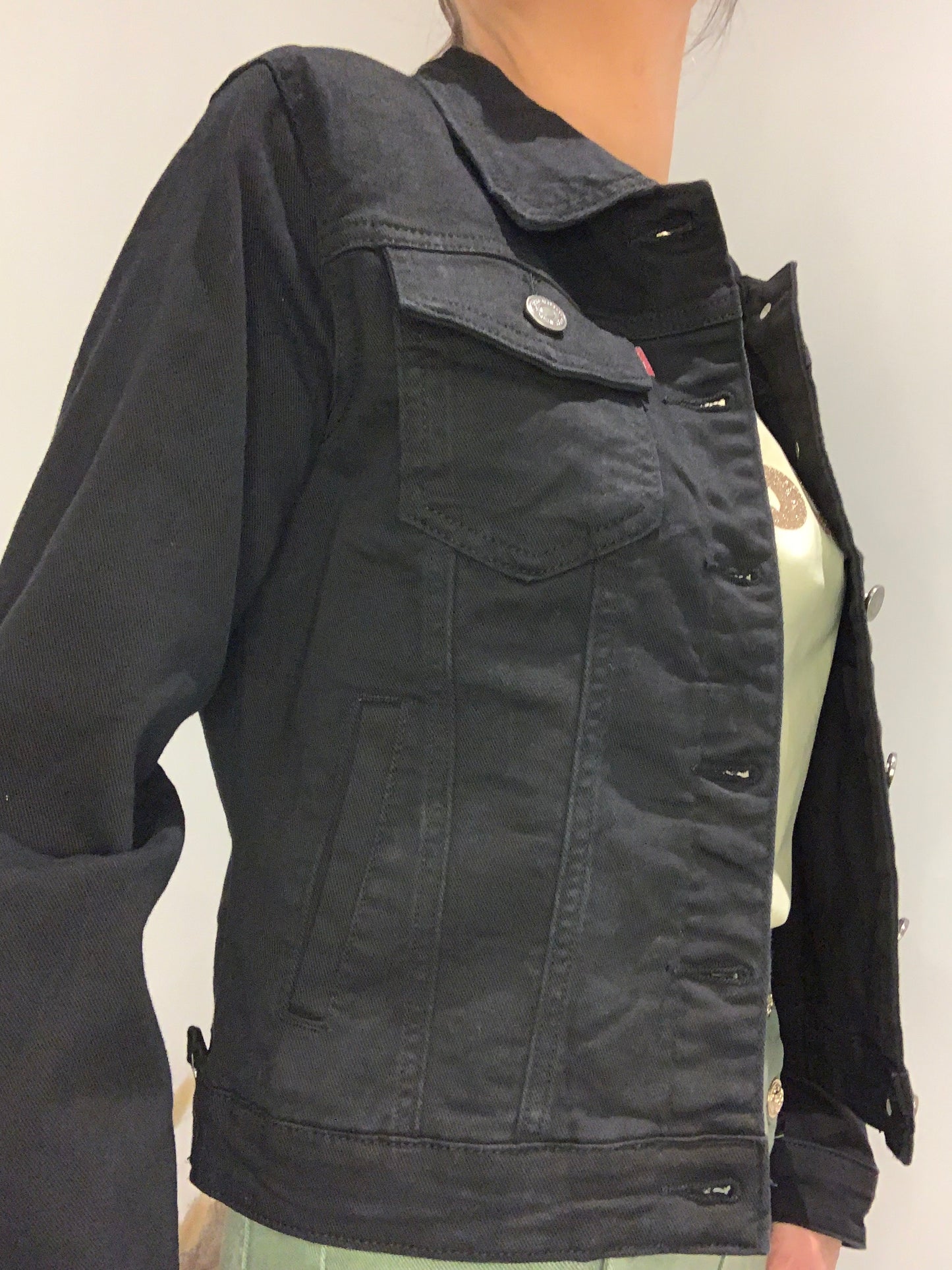 Veste en jean noire Luna Chic – Coupe courte et boutons métal