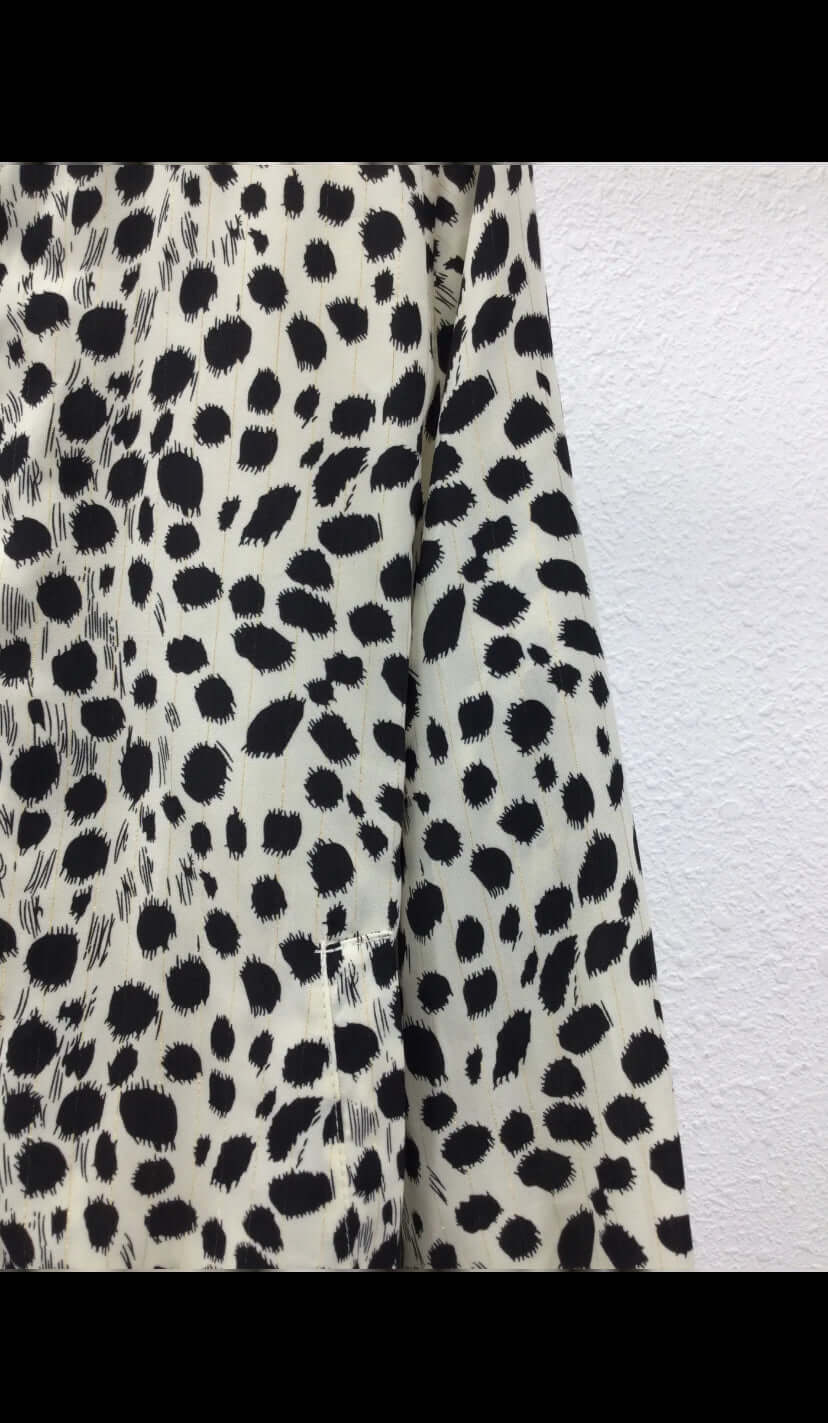 Zoom sur la manche du bomber léopard noir et blanc femme – détail du motif animalier